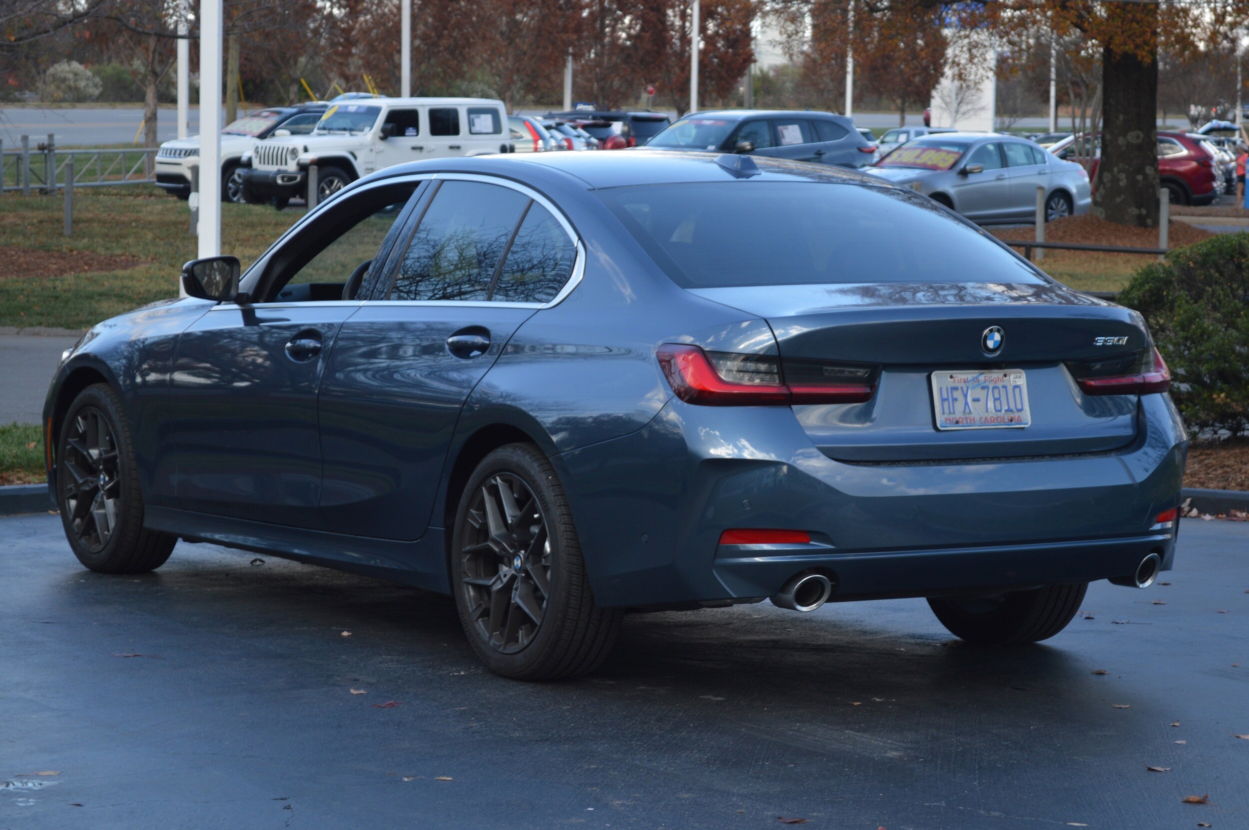 2025 BMW 3 Series 330i photo 3