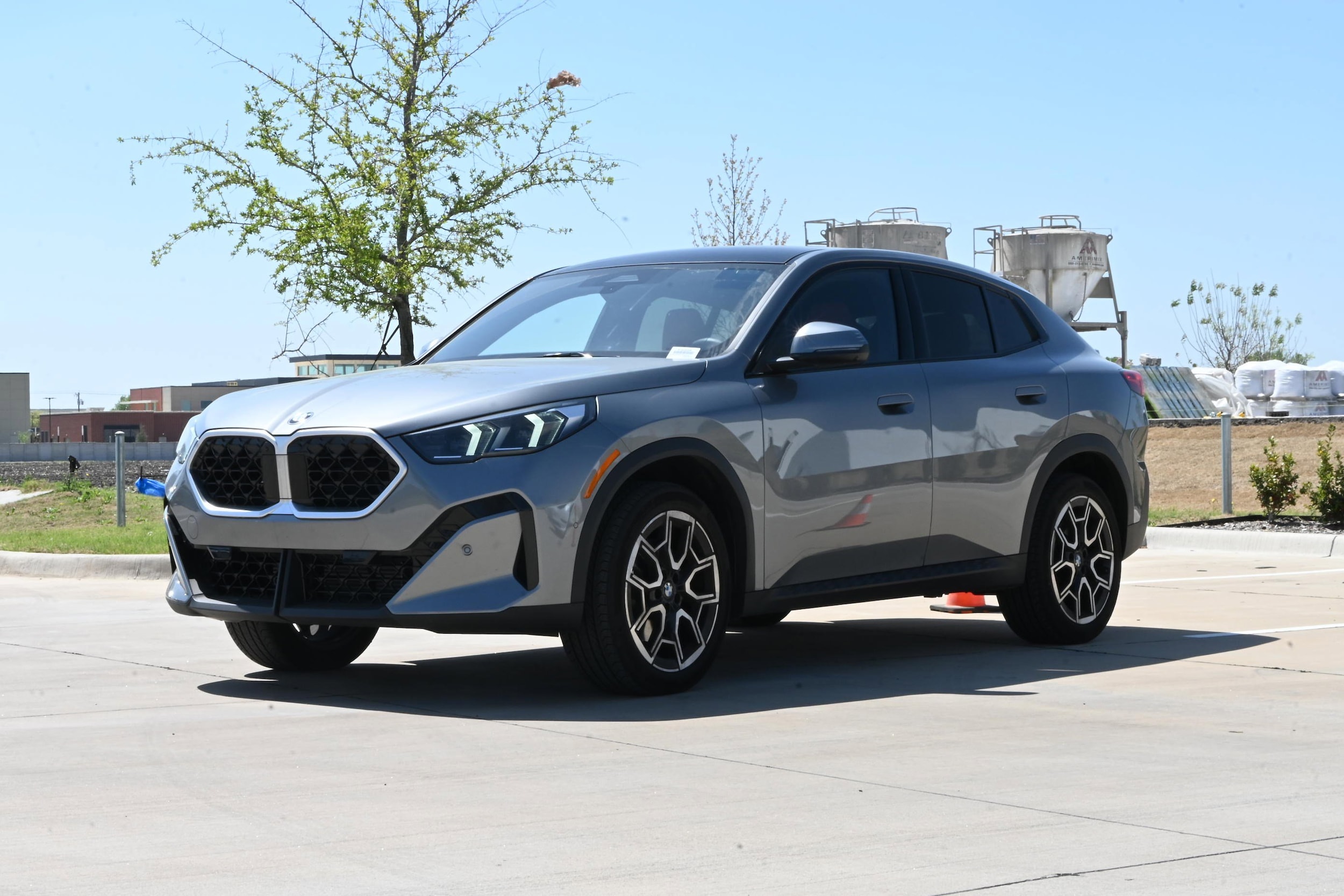 2025 BMW X2 xDrive28i photo 2