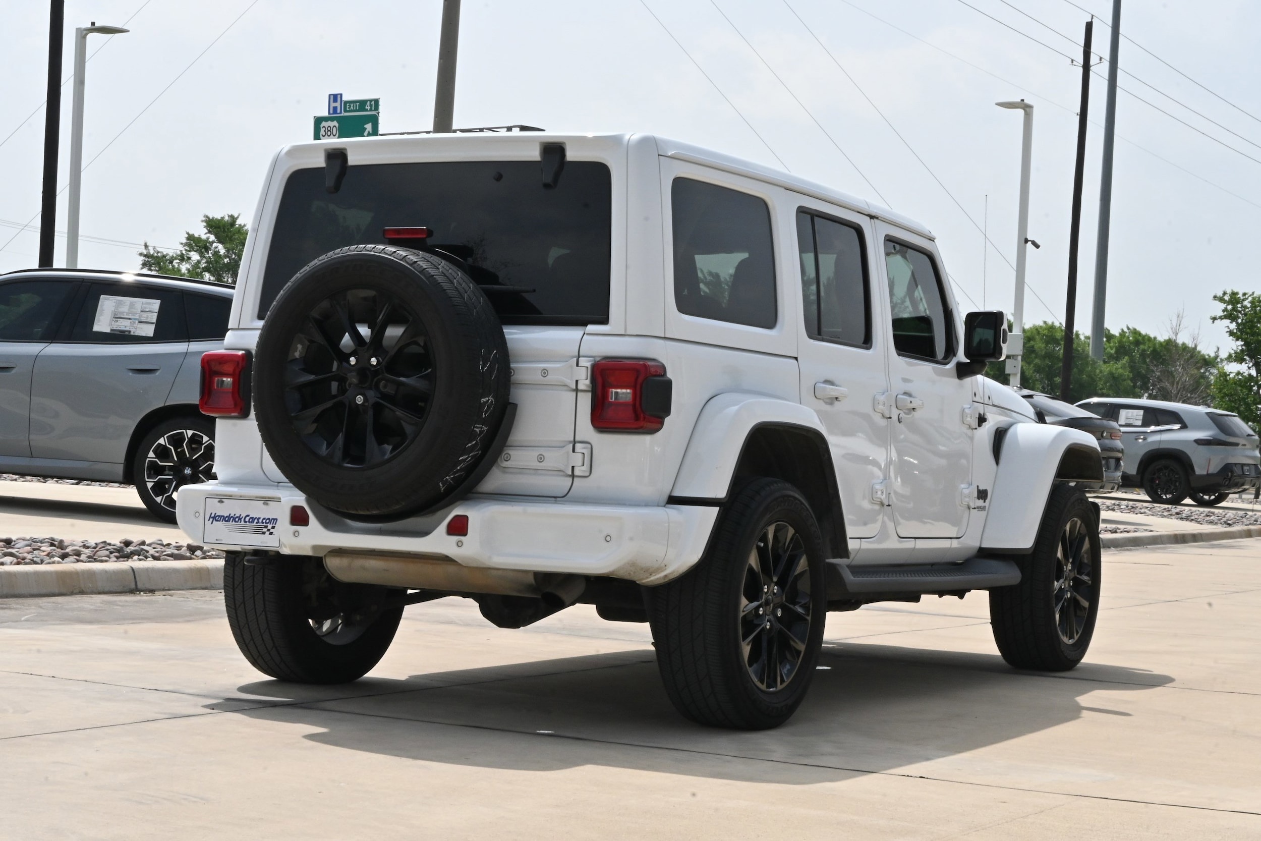 2020 Jeep Wrangler Unlimited Sahara High Altitude 4x4 photo 3