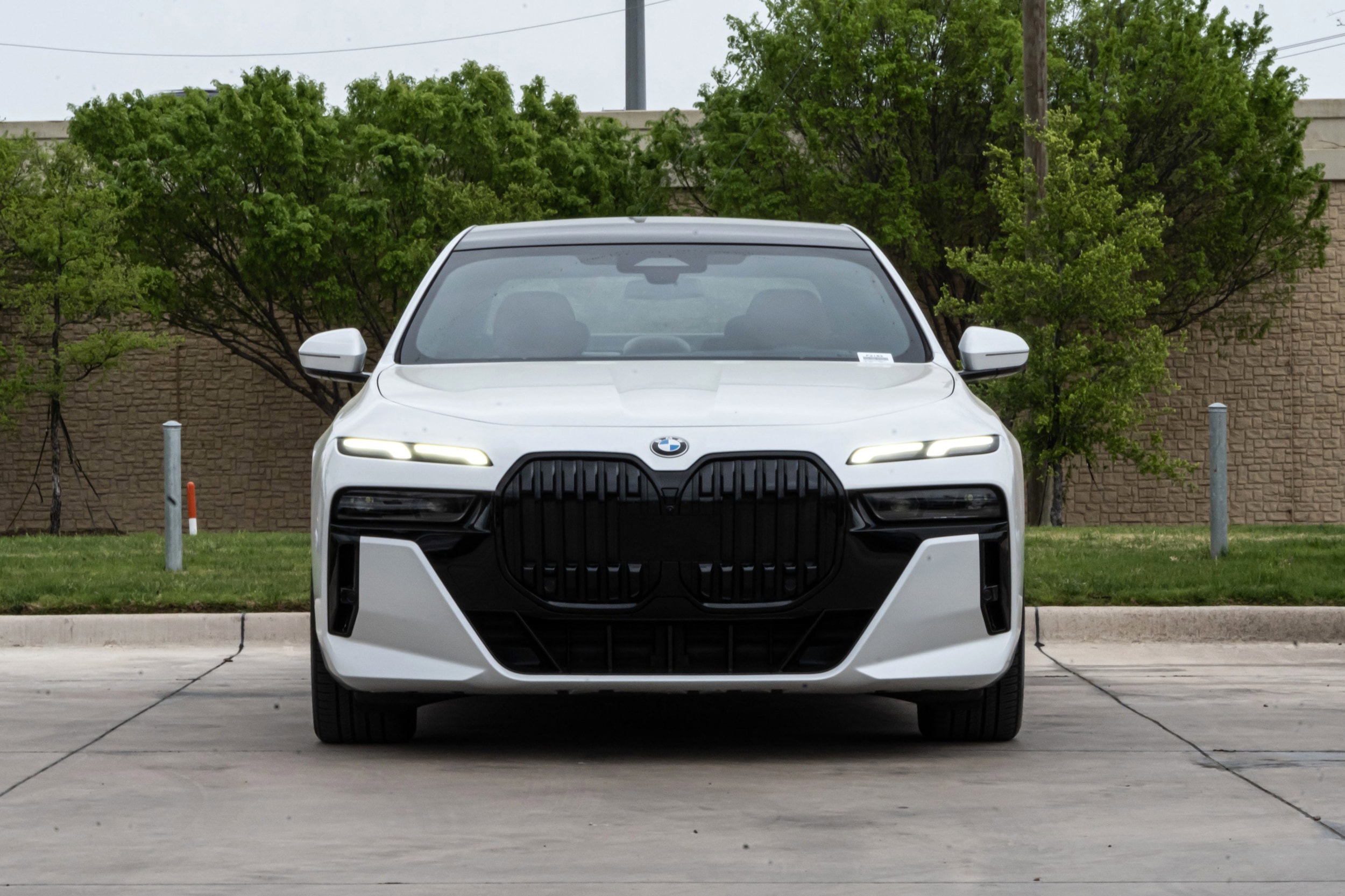 2023 BMW 7 Series 740i photo 2