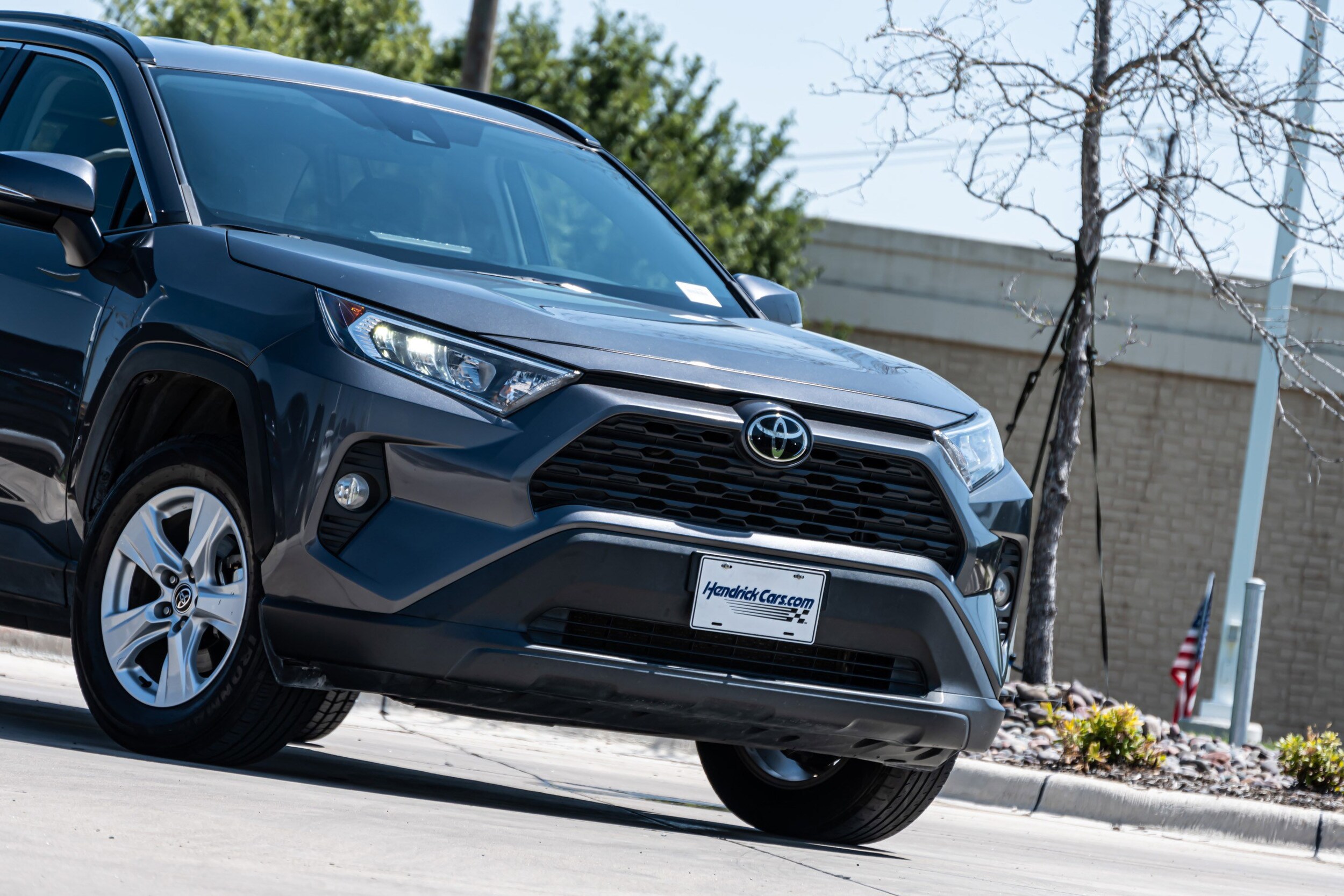 2021 Toyota RAV4 XLE photo 2