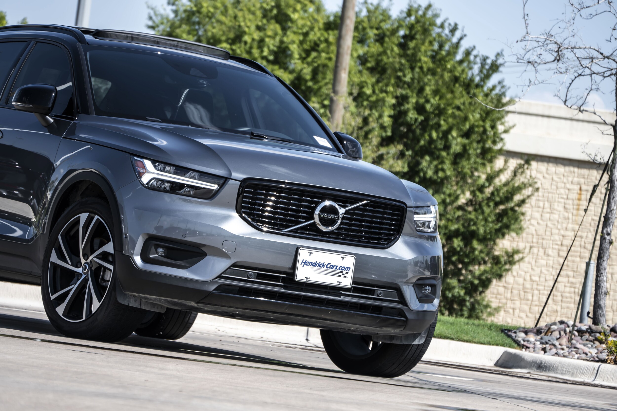 2019 Volvo XC40 R-Design T5 AWD photo 3