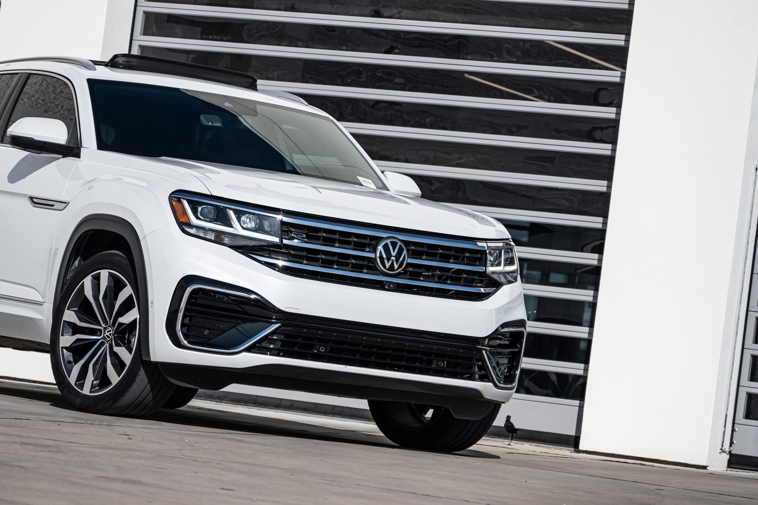 2022 Volkswagen Atlas Cross Sport V6 SEL Premium R-Line photo 3