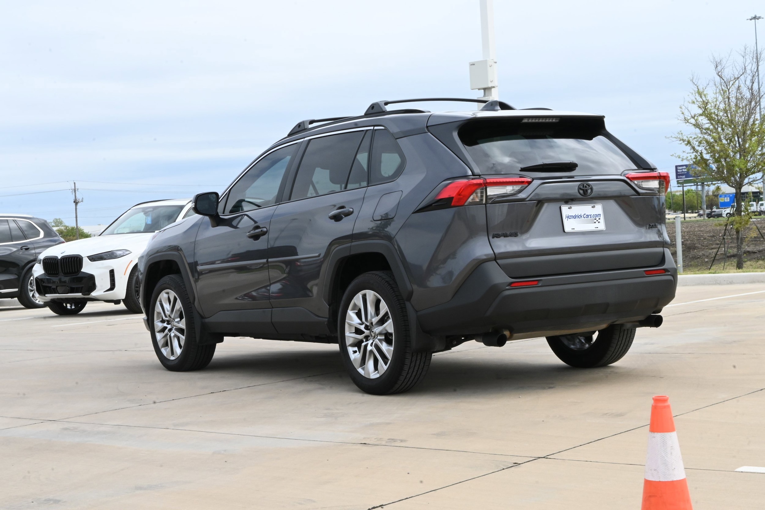 2025 Toyota RAV4 XLE Premium photo 5