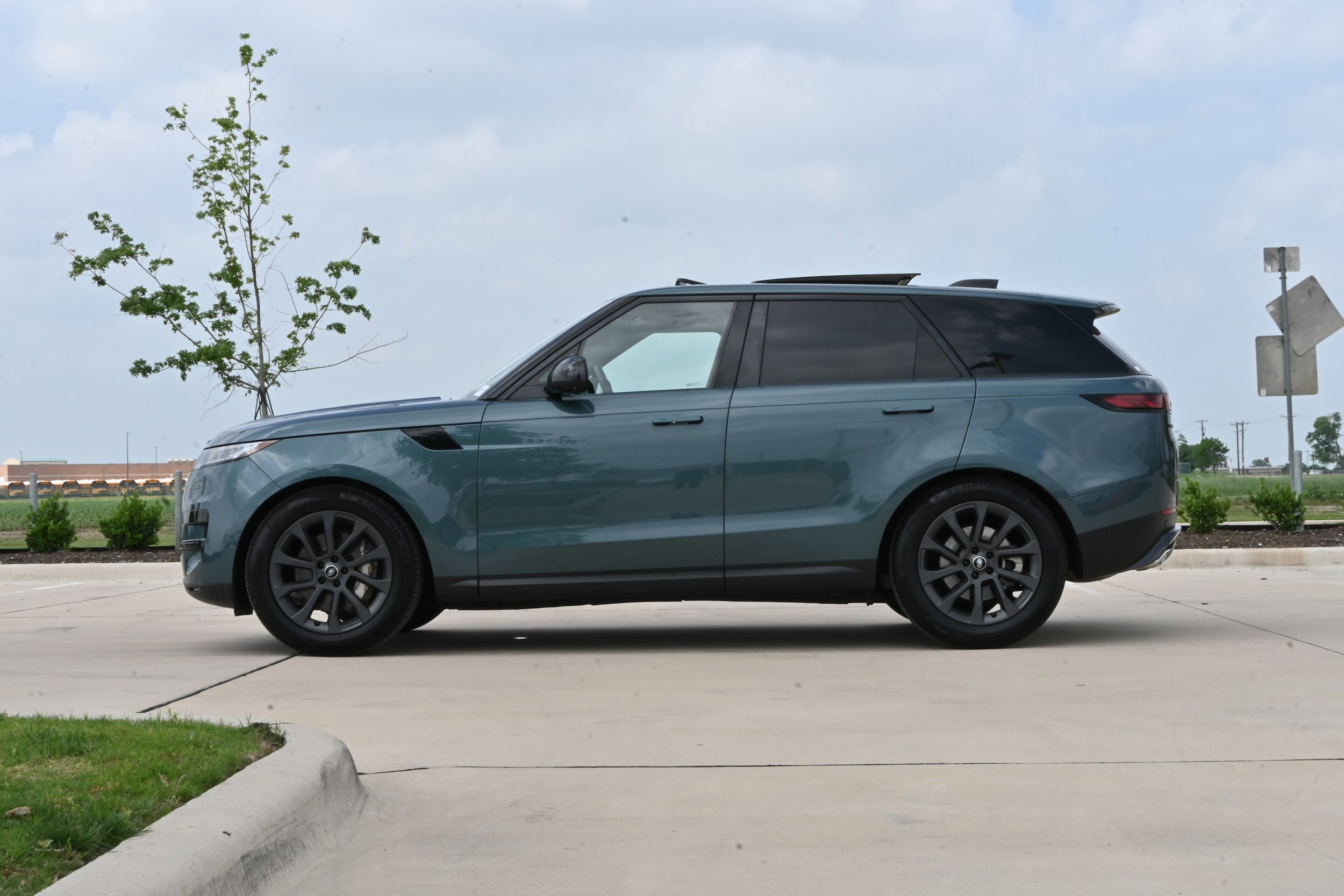 2025 Land Rover Range Rover Sport SE photo 4