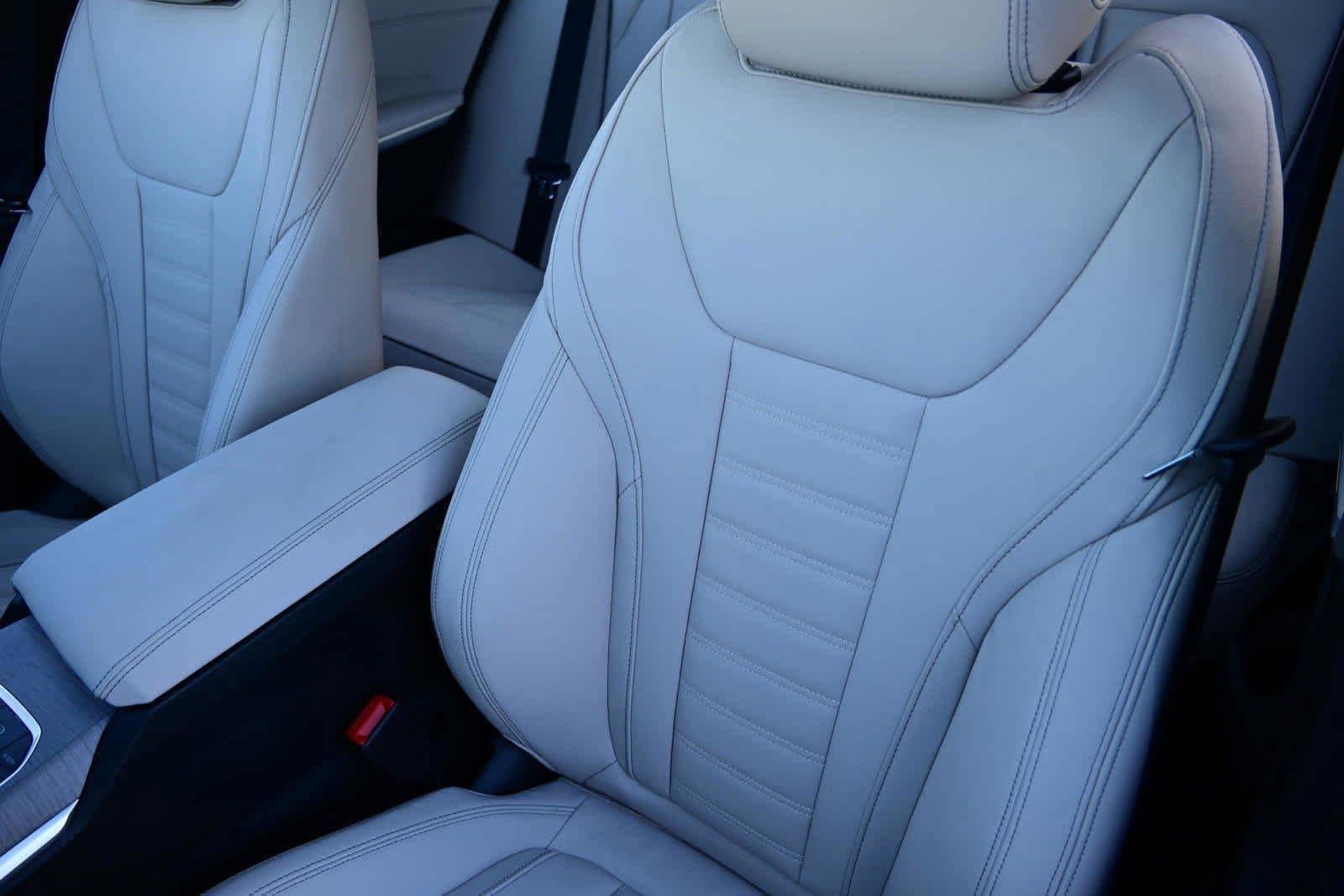 2025 BMW 3 Series 330i photo 4