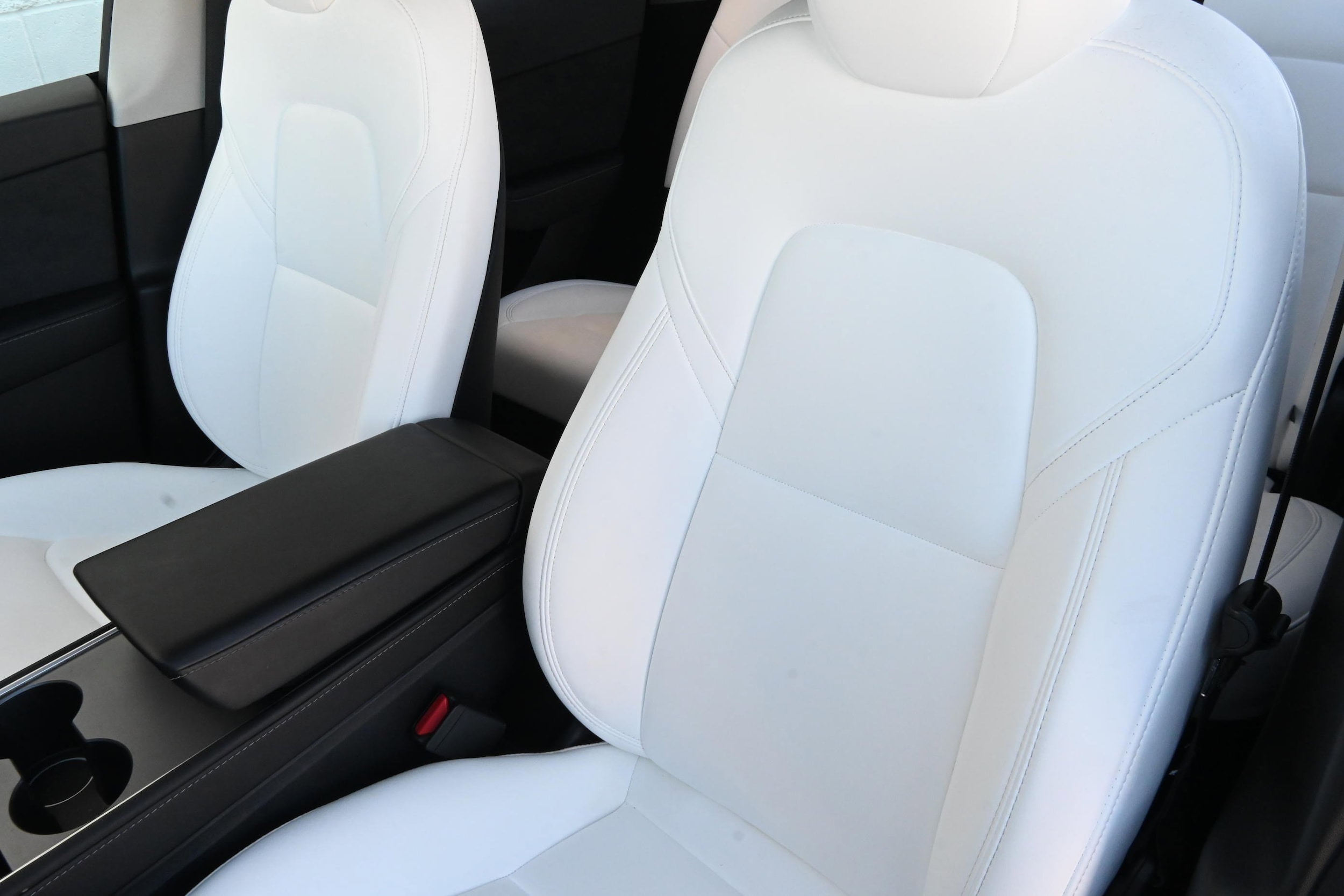 2025 Tesla Model Y Long Range photo 4