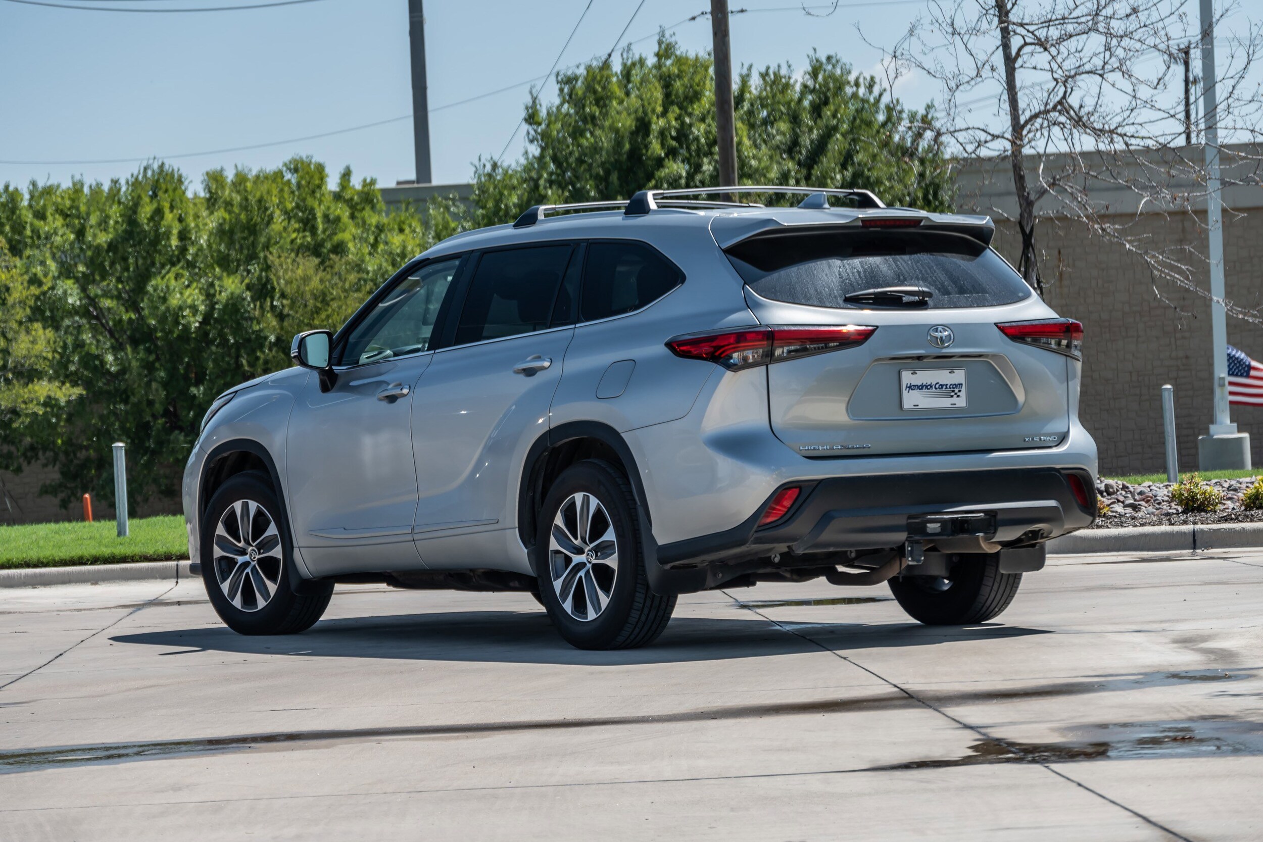 2023 Toyota Highlander XLE photo 2