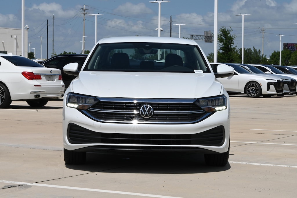 Used 2023 Volkswagen Jetta SE Sedan