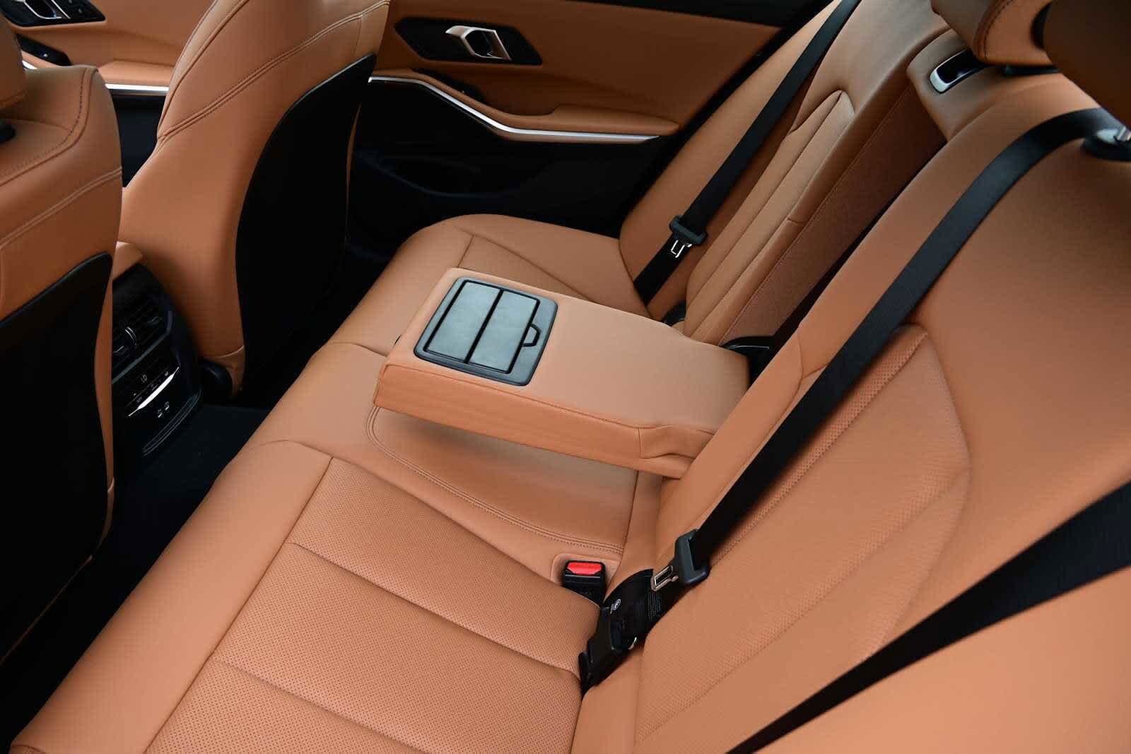 2025 BMW 3 Series 330i photo 3