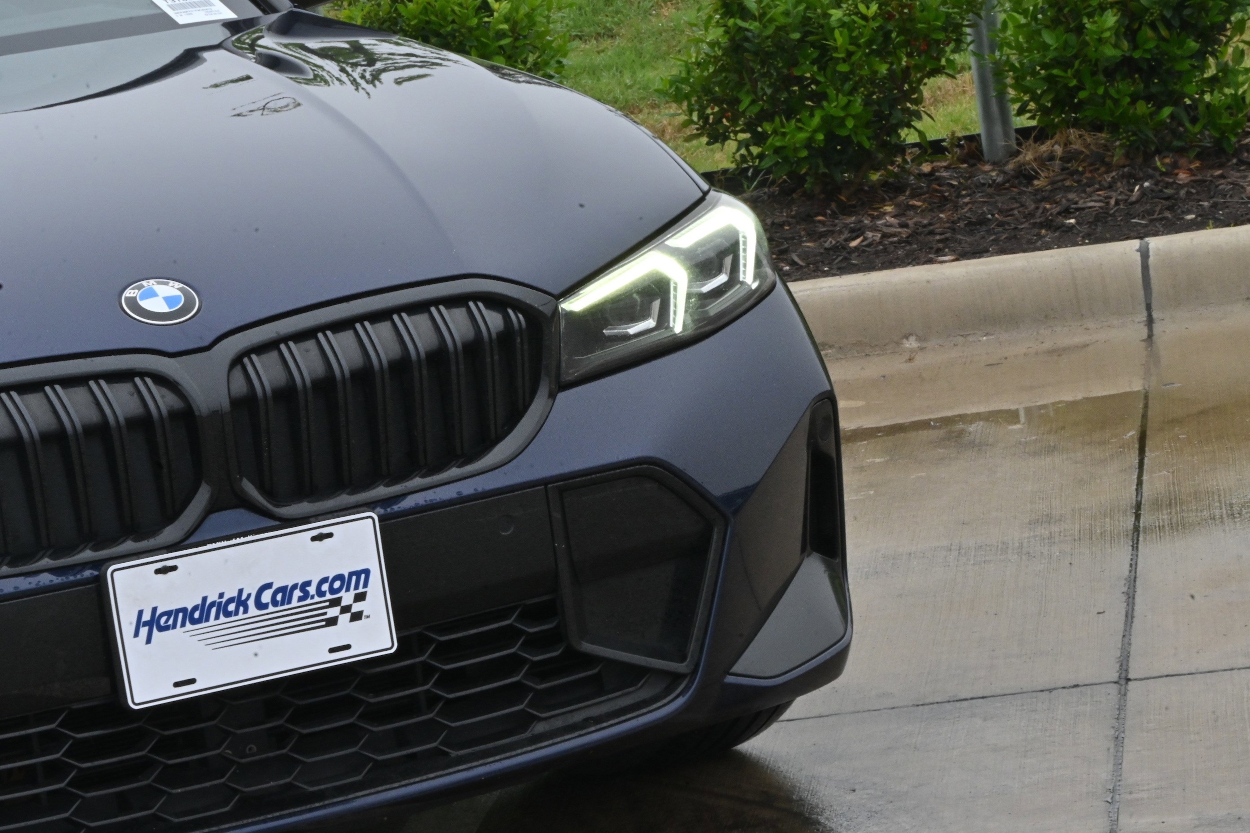 2023 BMW 3 Series 330i xDrive photo 3