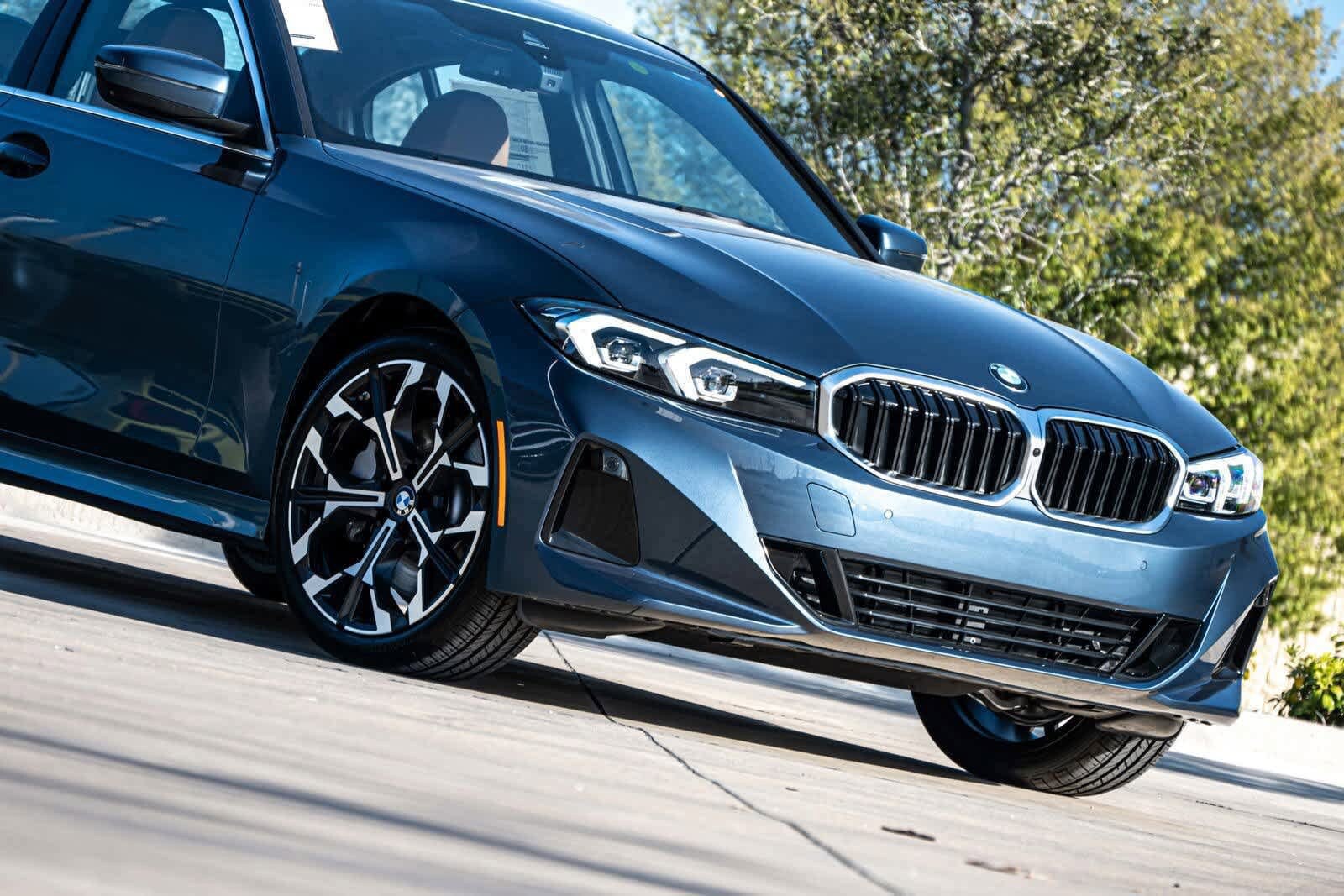 2025 BMW 3 Series 330i photo 3