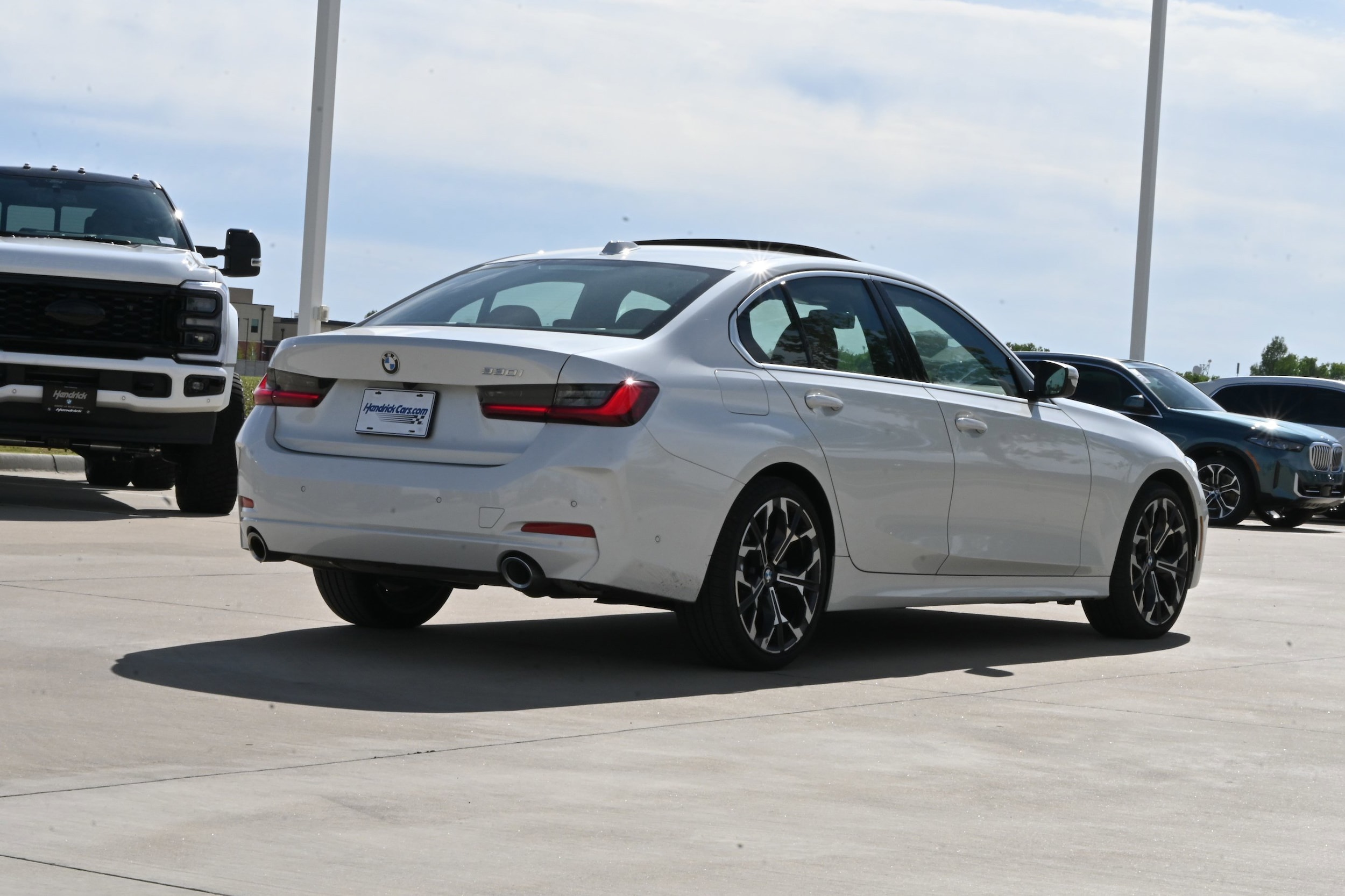 2025 BMW 3 Series 330i photo 3