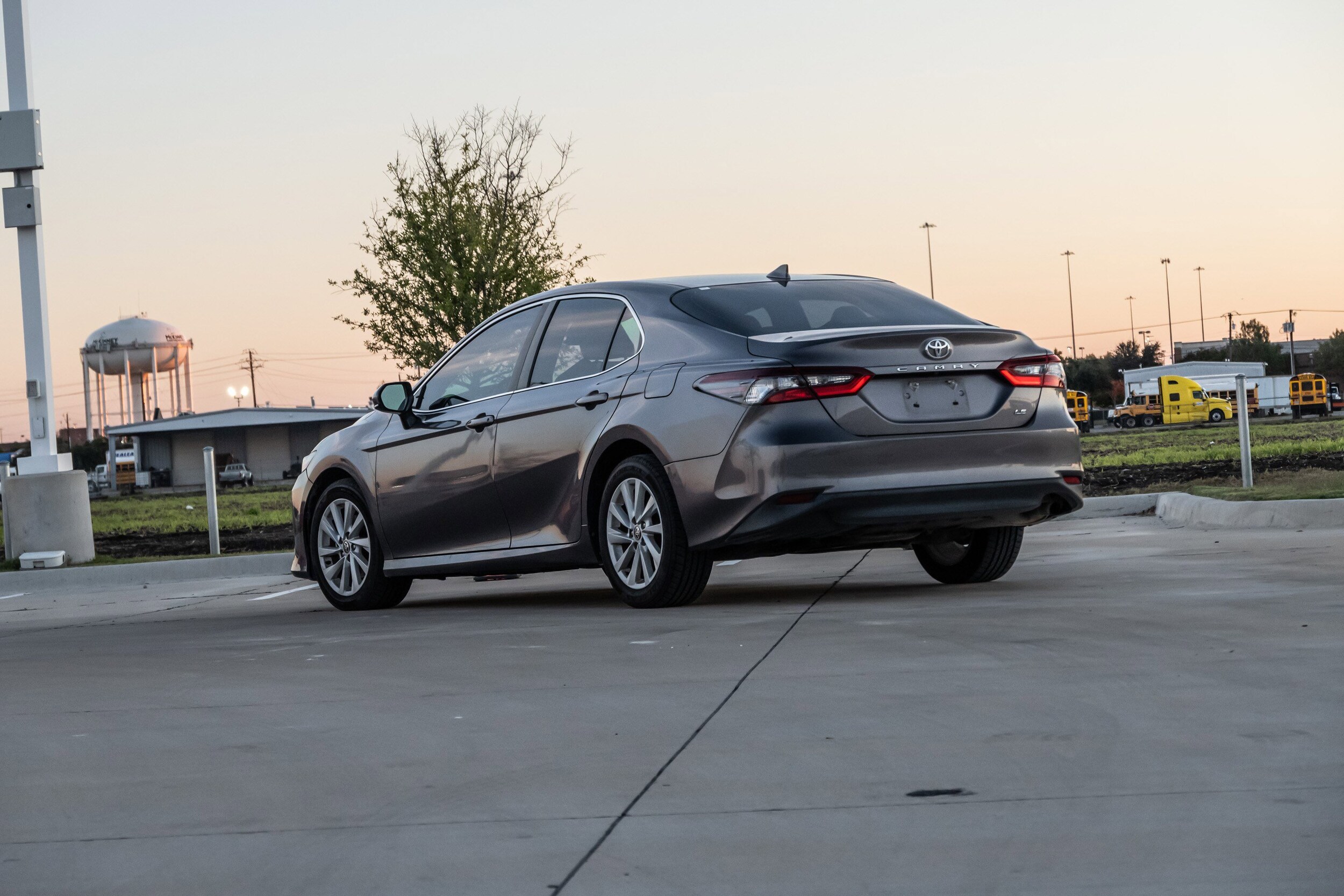 2022 Toyota Camry LE photo 2