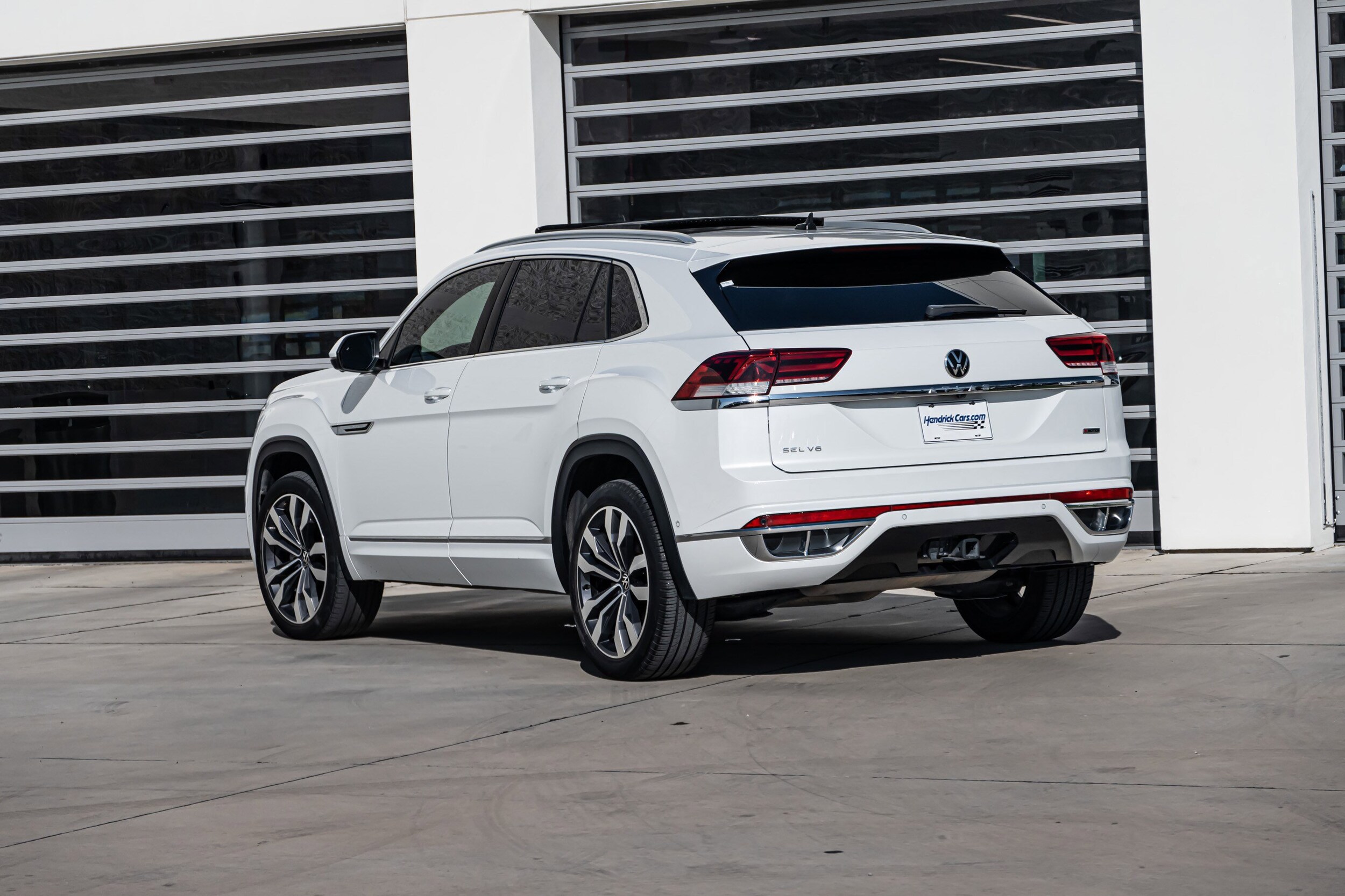 2022 Volkswagen Atlas Cross Sport V6 SEL Premium R-Line photo 2