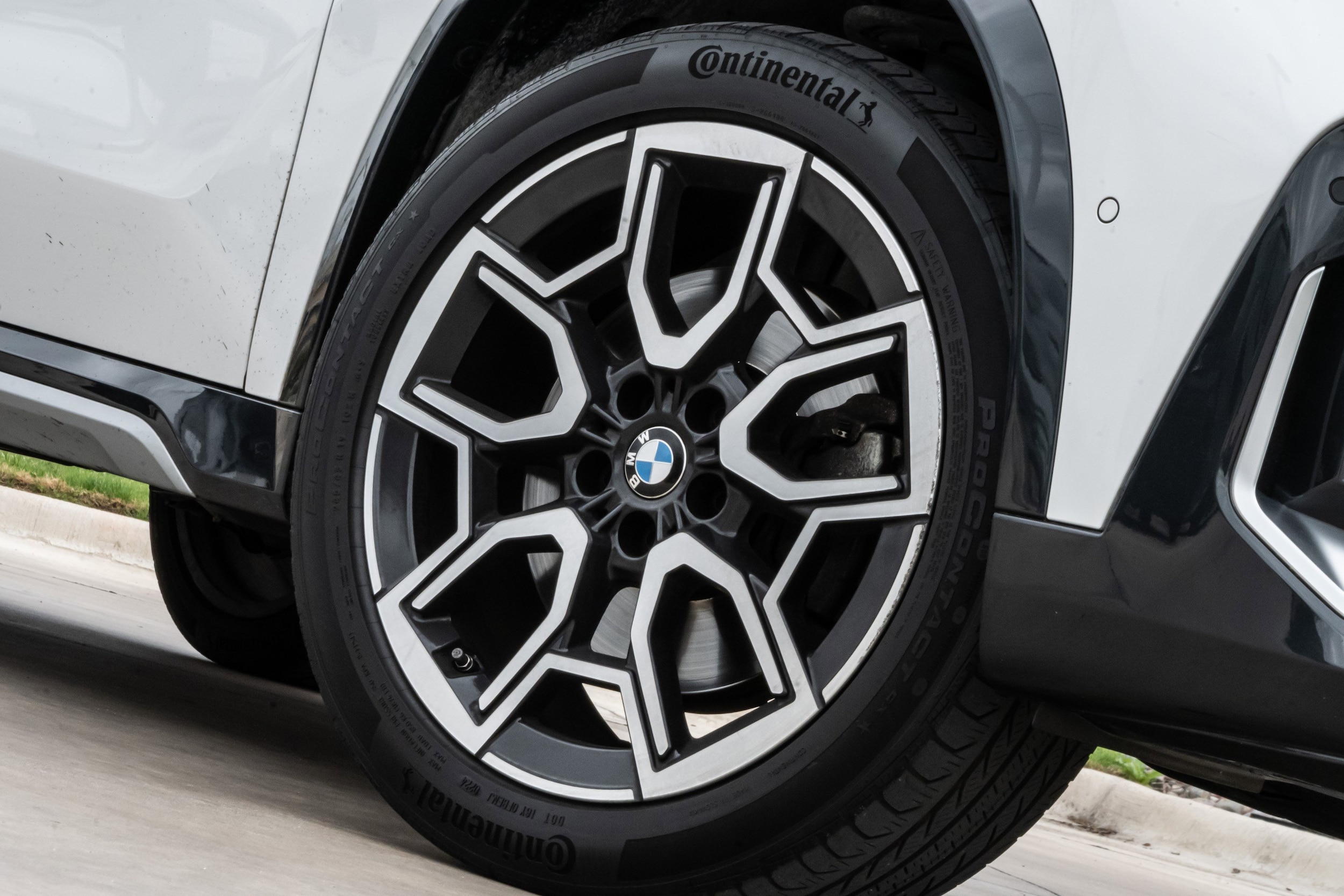 2024 BMW X1 xDrive28i photo 3