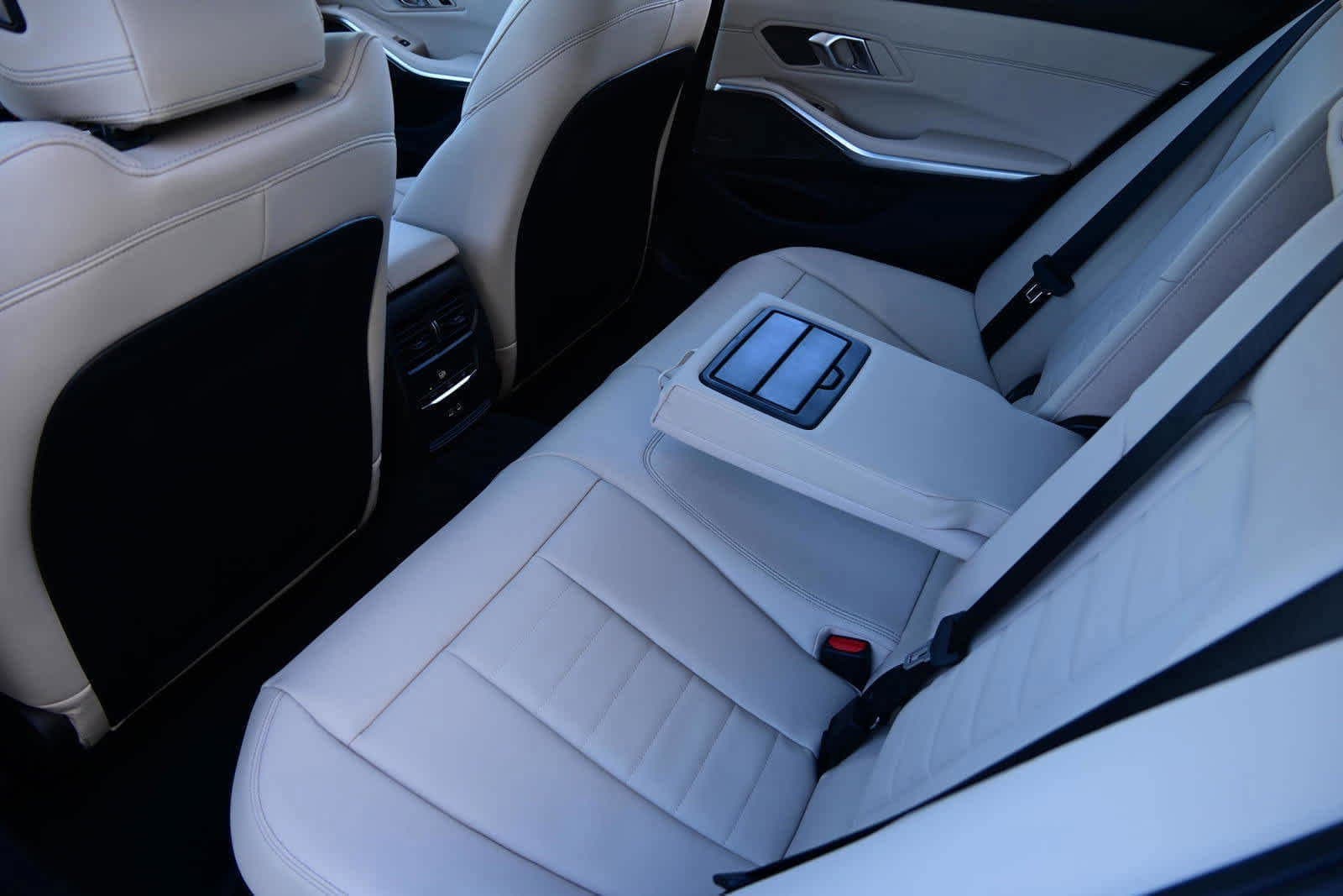 2025 BMW 3 Series 330i photo 5