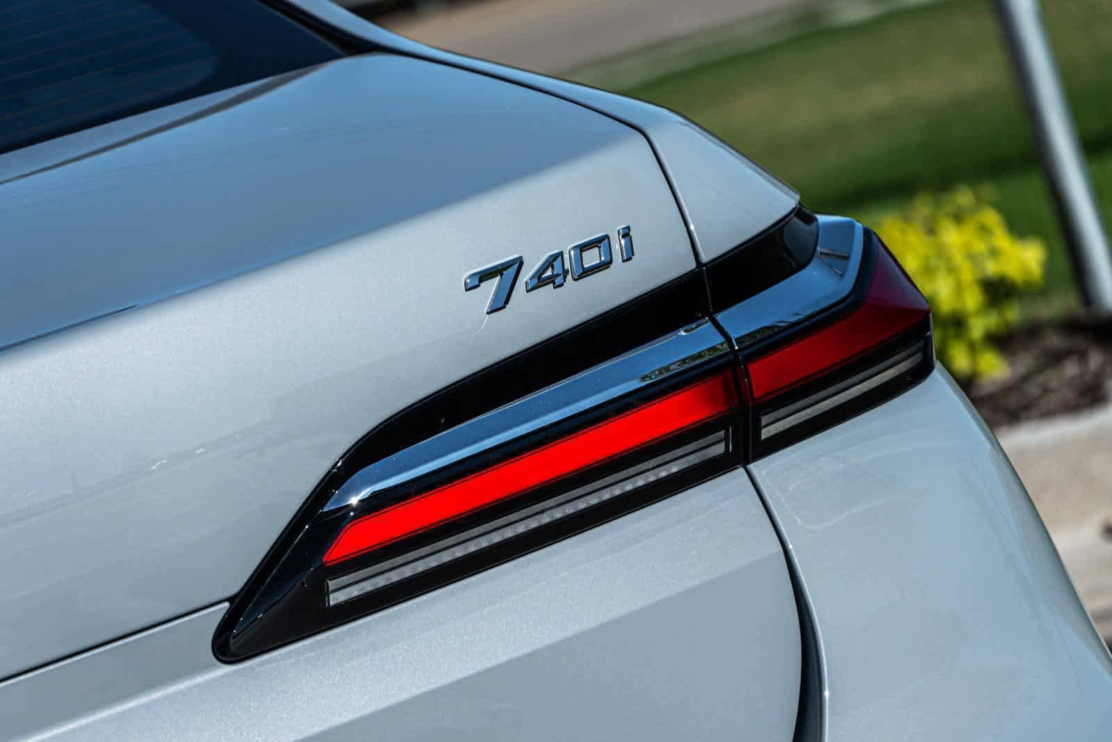 2025 BMW 7 Series 740i photo 2
