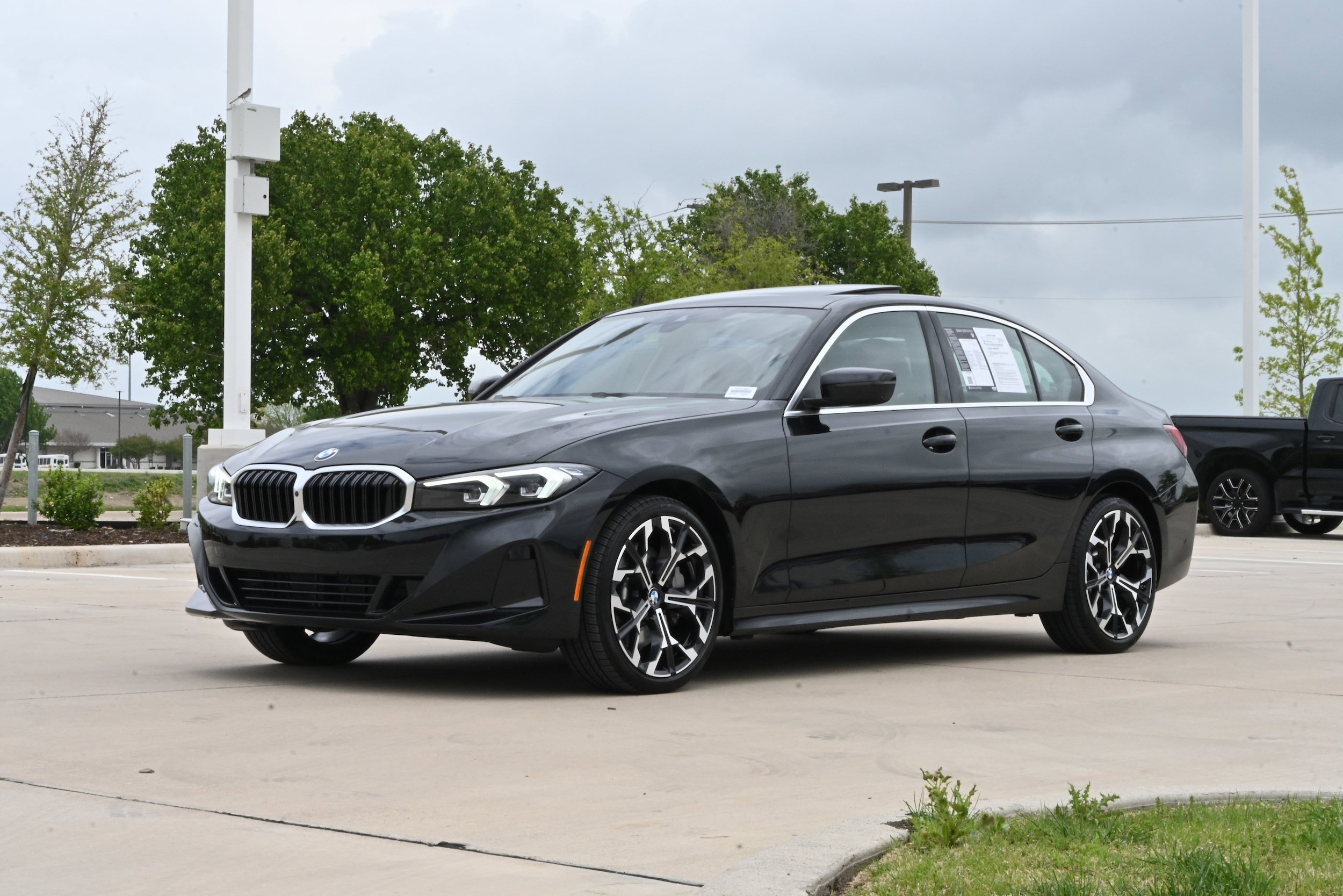 2025 BMW 3 Series 330i photo 4