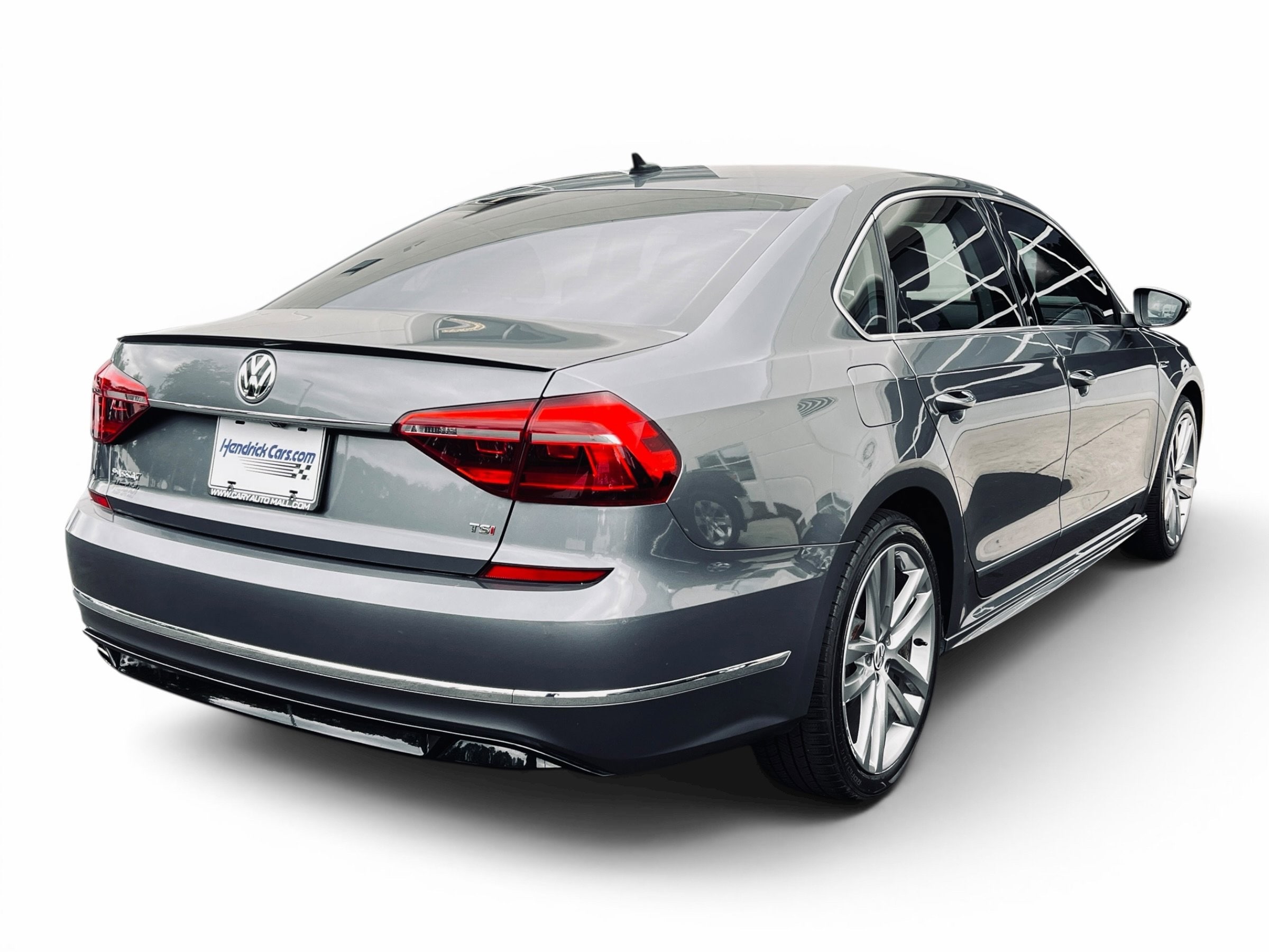 2017 Volkswagen Passat R-Line w/Comfort Pkg photo 3