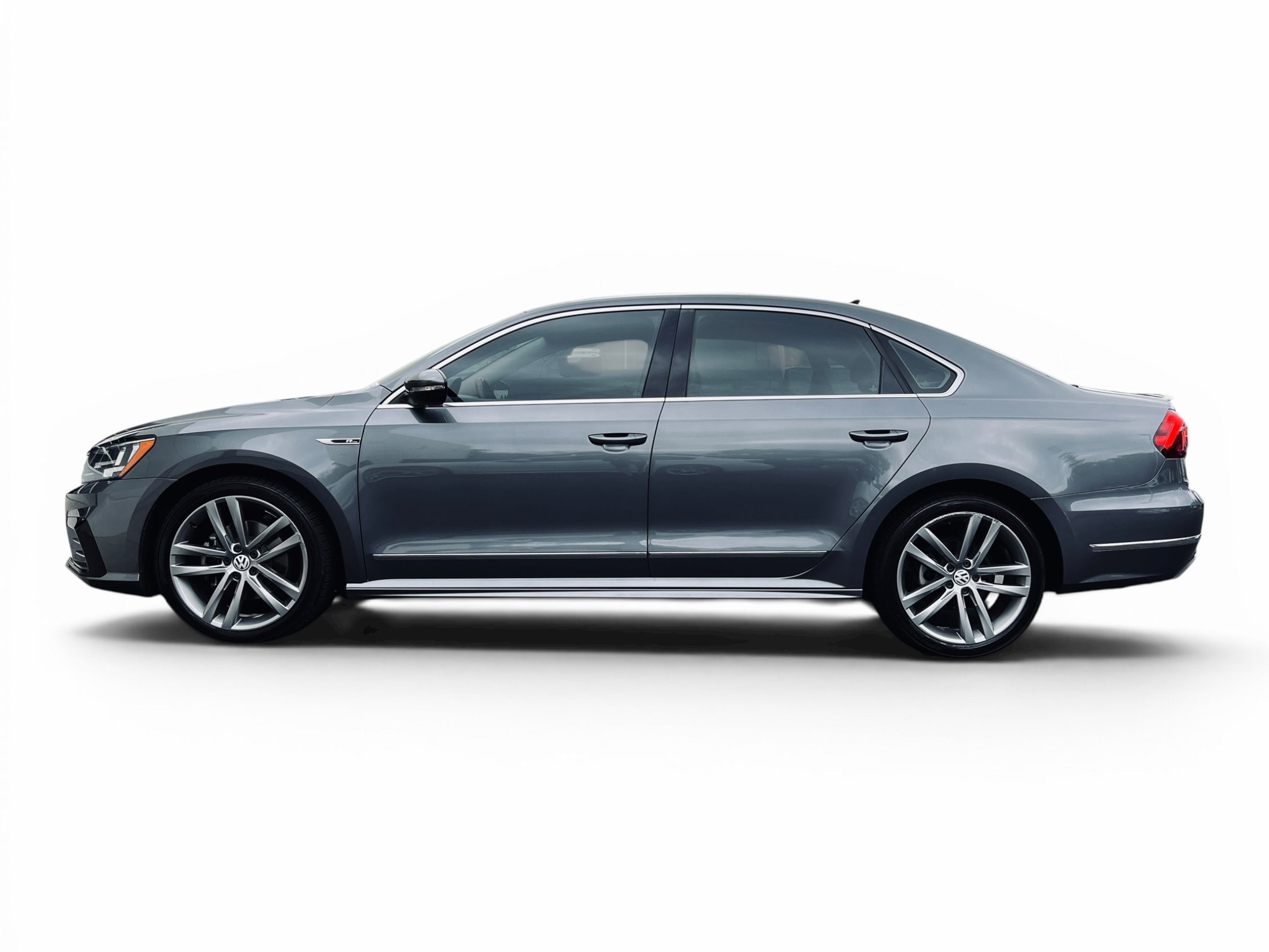 2017 Volkswagen Passat R-Line w/Comfort Pkg photo 4