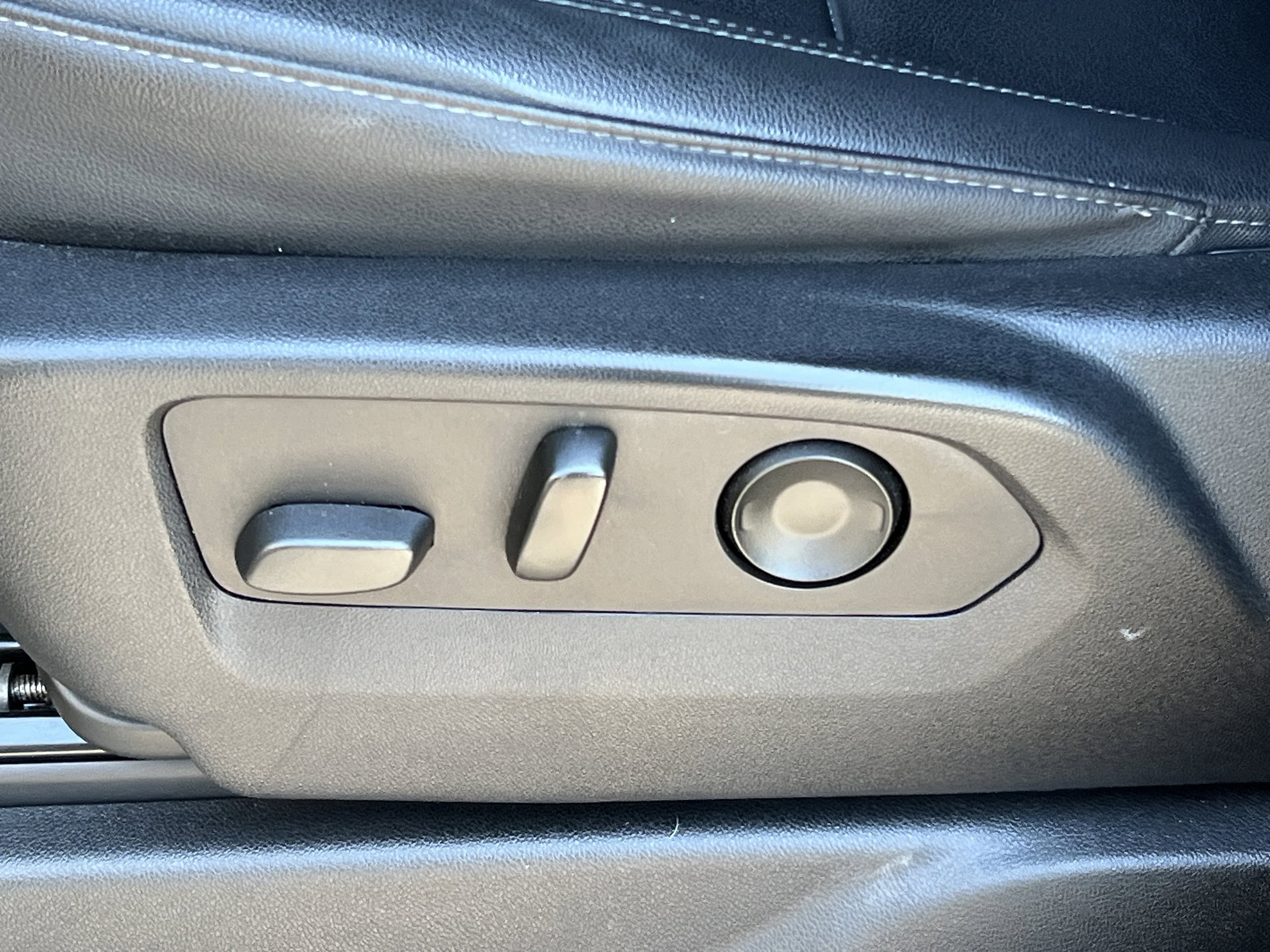 2022 Chevrolet Tahoe Z71 photo 2