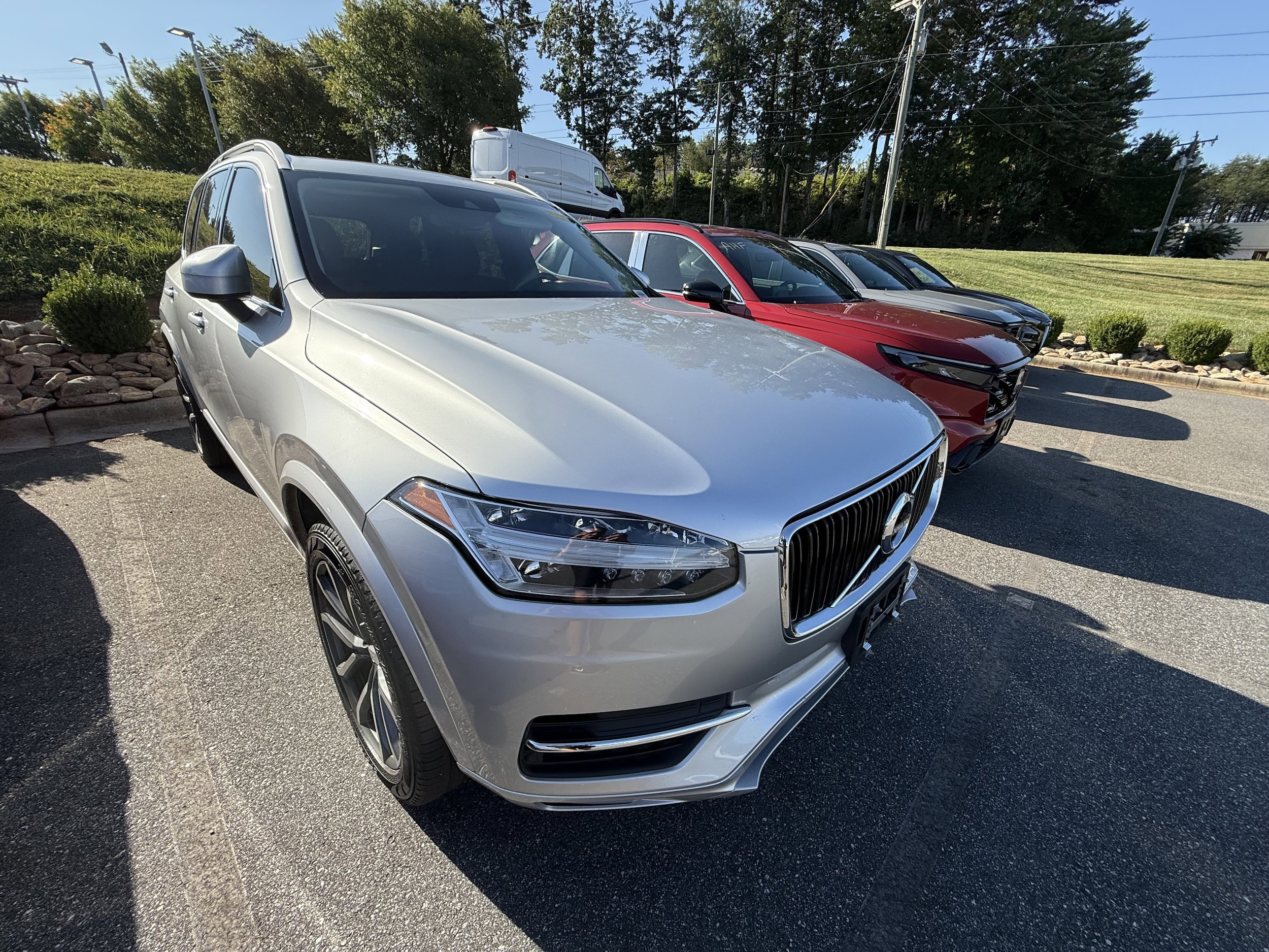 2019 Volvo XC90 T6 AWD Momentum photo 2