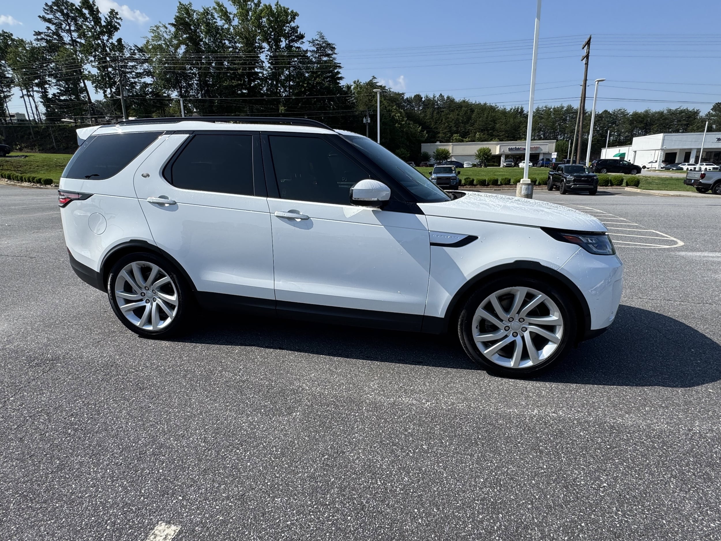 Used 2017 Land Rover Discovery HSE LUX with VIN SALRHBBV3HA041113 for sale in Hickory, NC