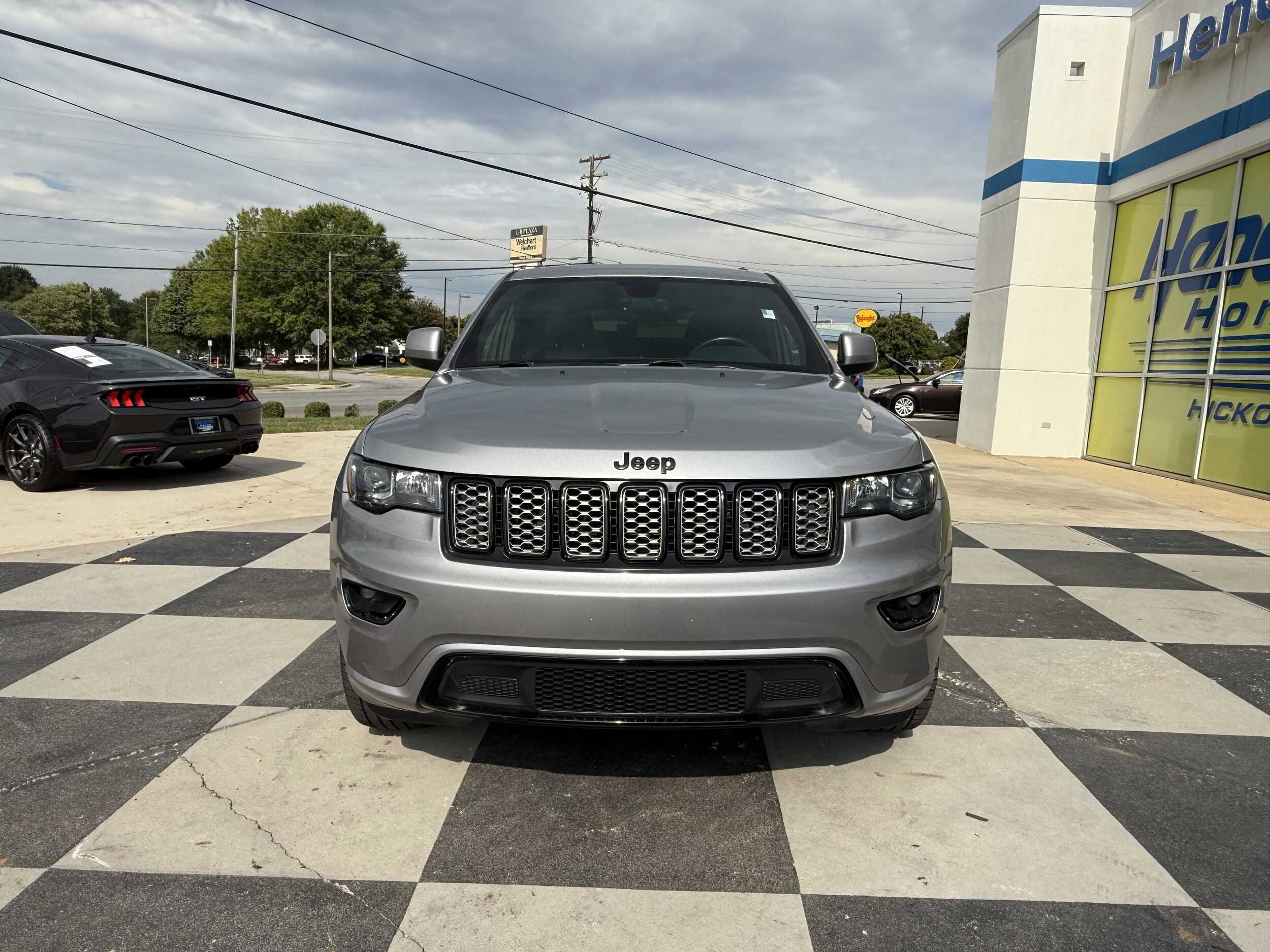 2018 Jeep Grand Cherokee Laredo photo 2