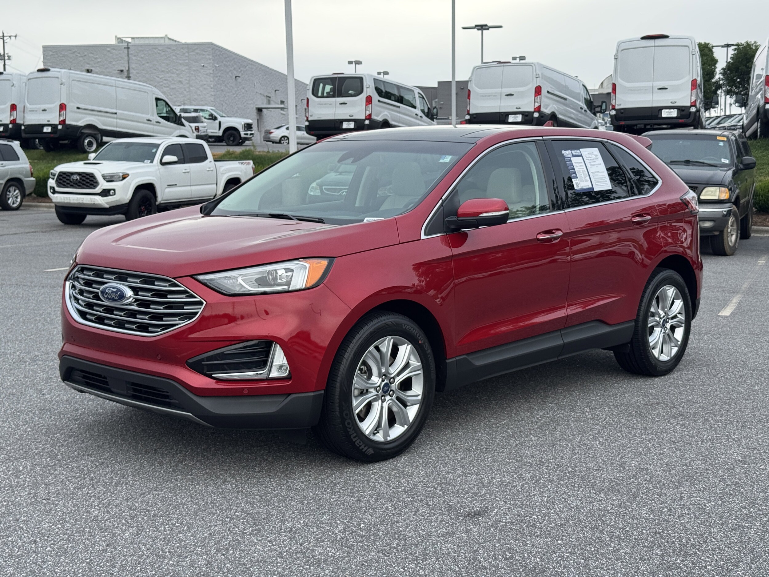 2020 Ford Edge Titanium photo 2