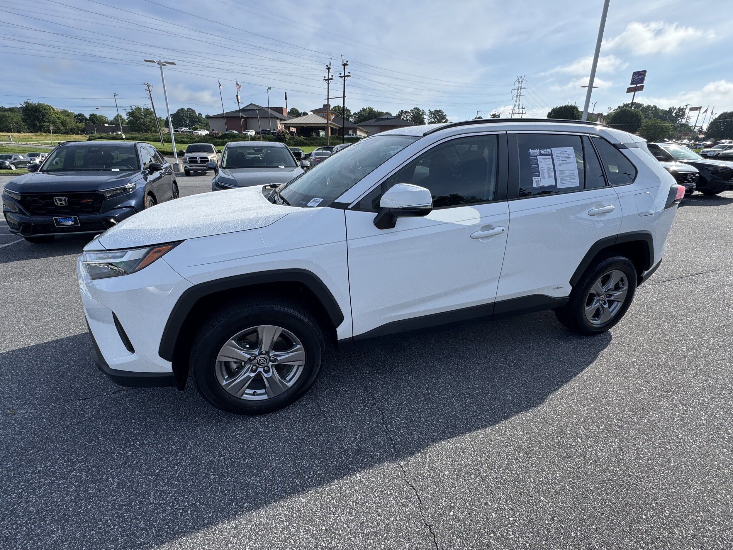 2023 Toyota RAV4 Hybrid XLE photo 2