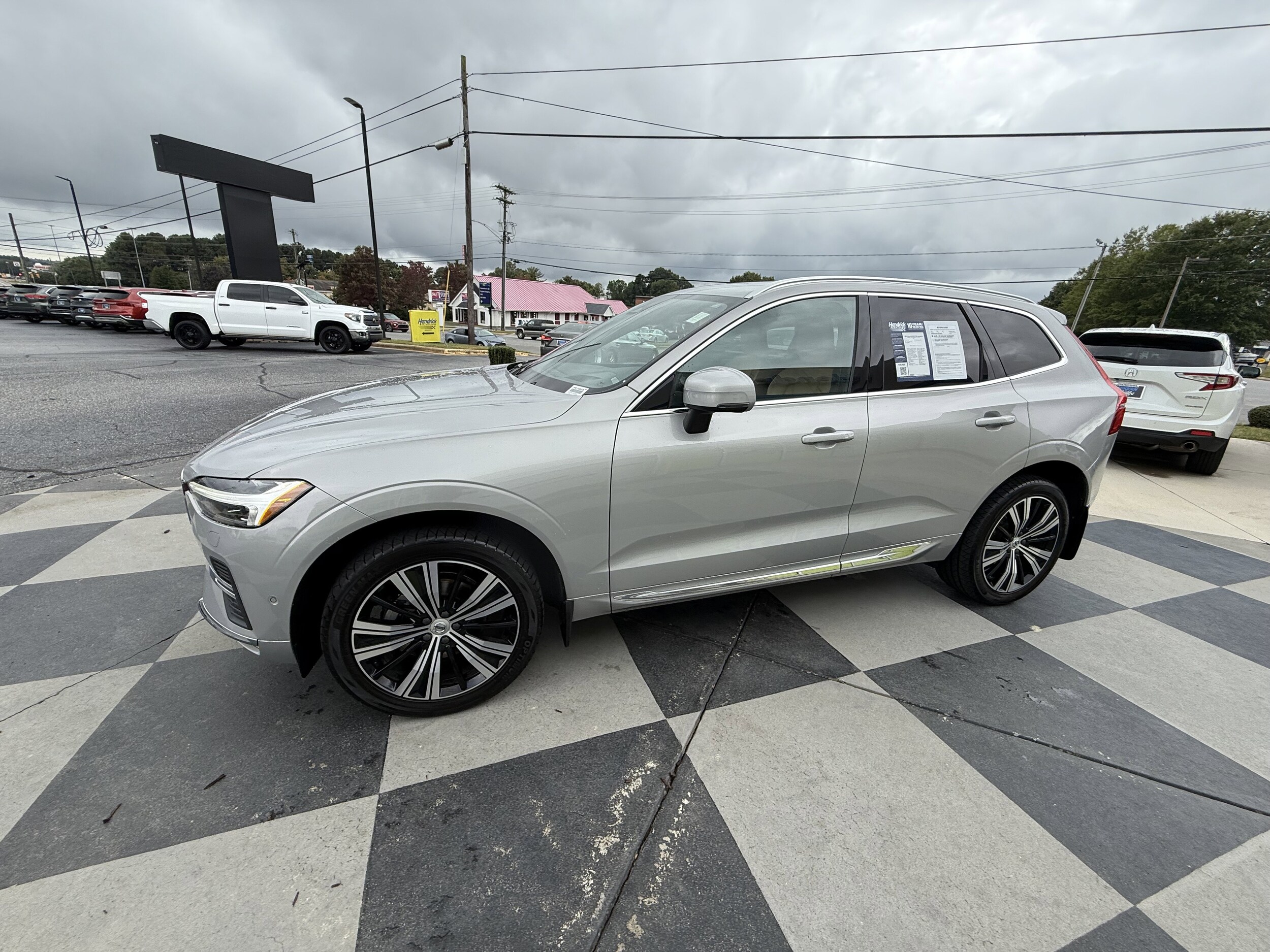 2022 Volvo XC60 B5 Inscription photo 3