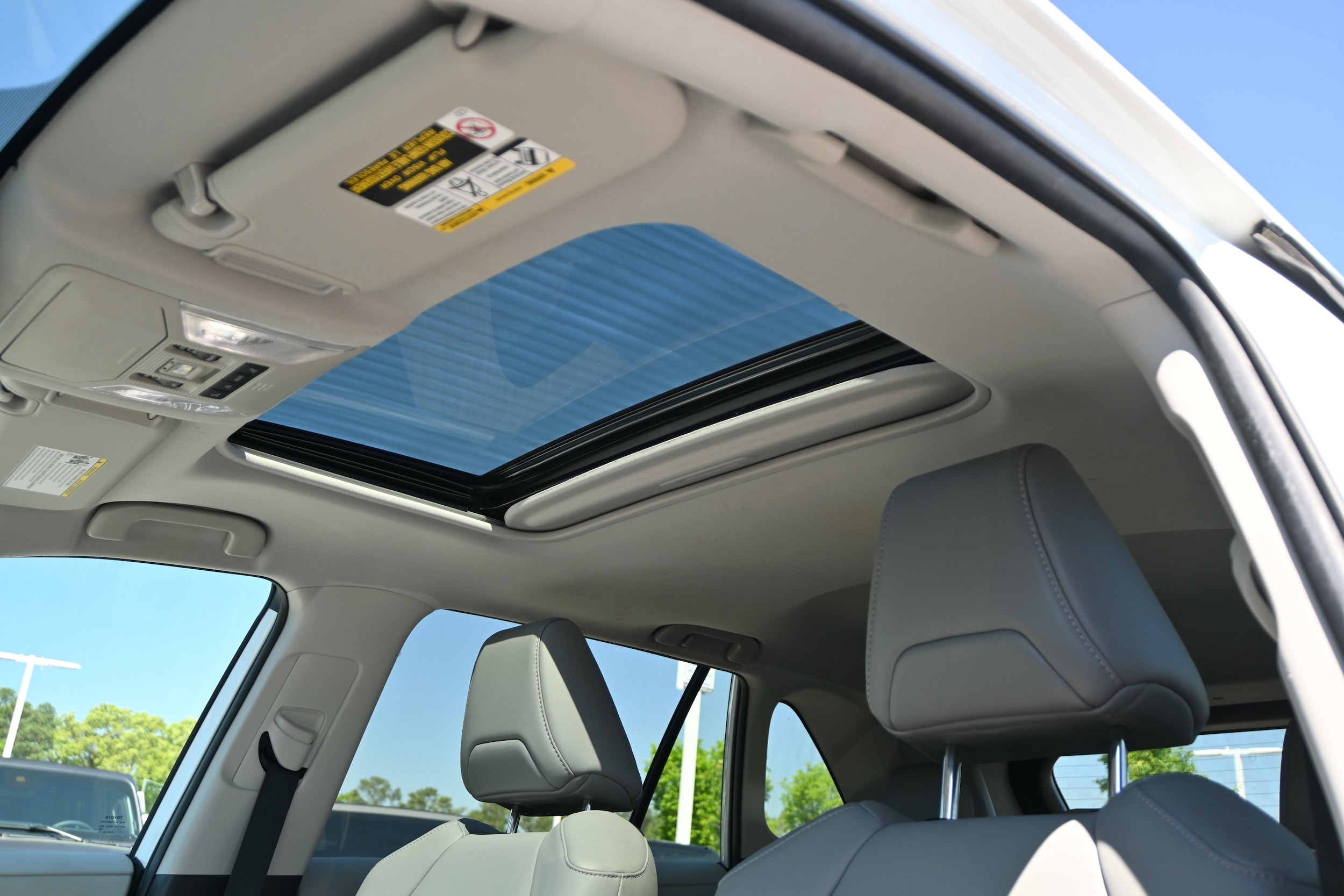 2022 Toyota RAV4 Hybrid XLE Premium photo 3