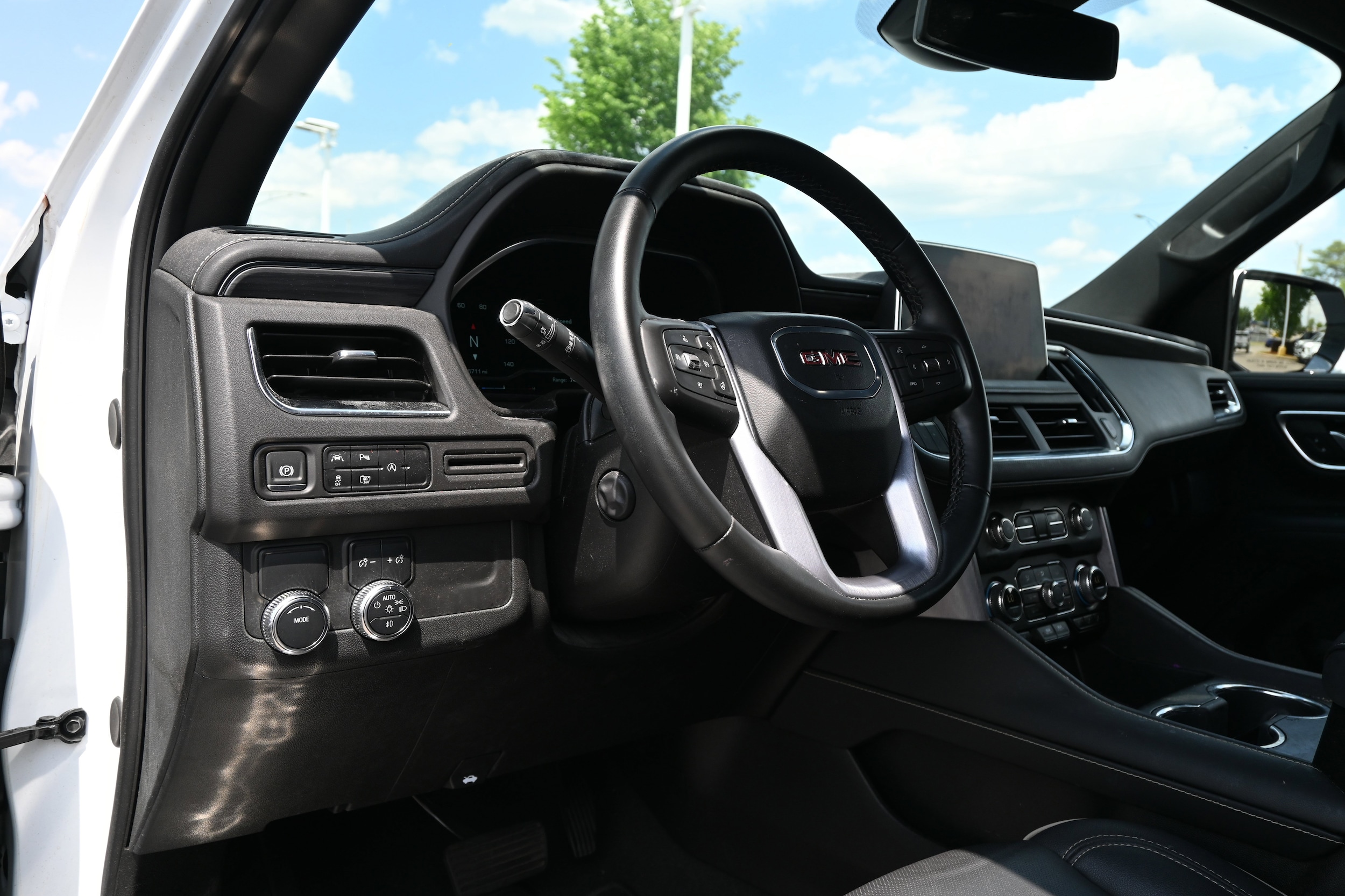 2024 GMC Yukon SLT photo 5