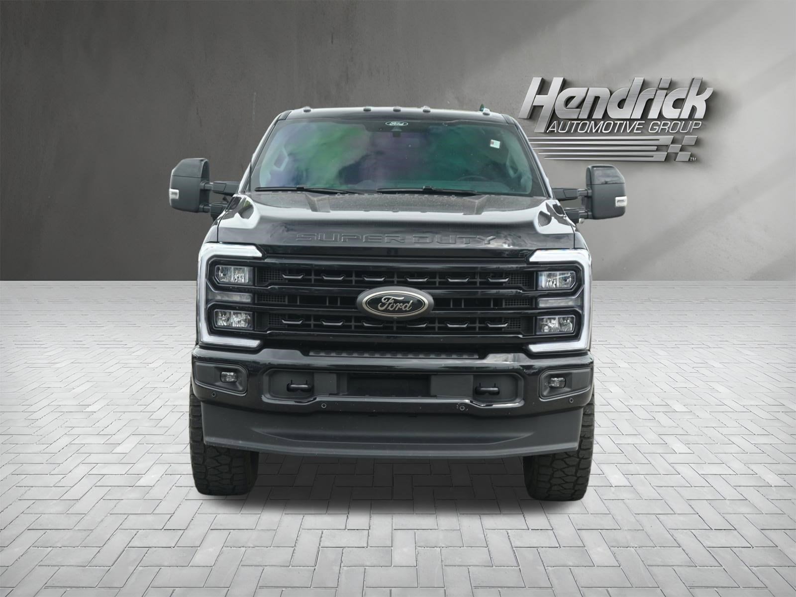 2024 Ford Super Duty F-350 SRW LARIAT photo 2