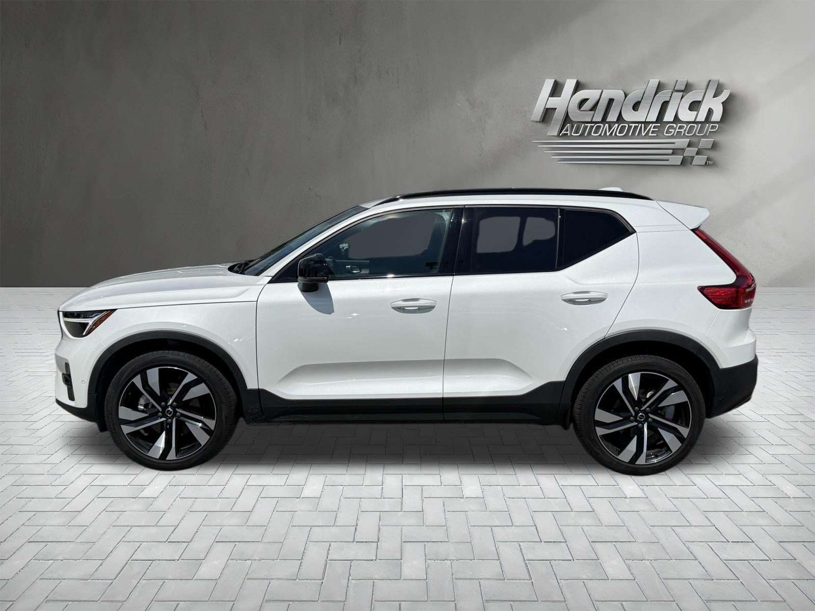 Volvo XC40 Plus Dark Theme