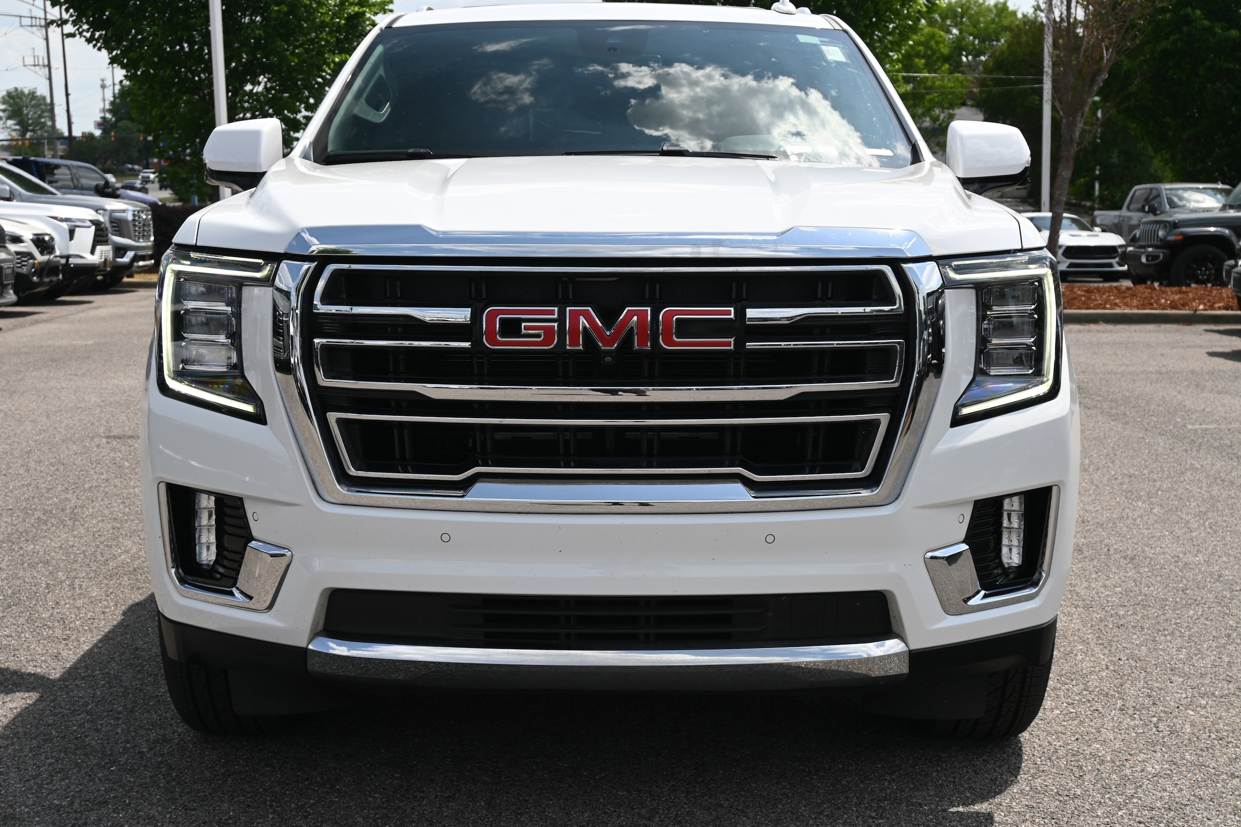 2024 GMC Yukon SLT photo 2