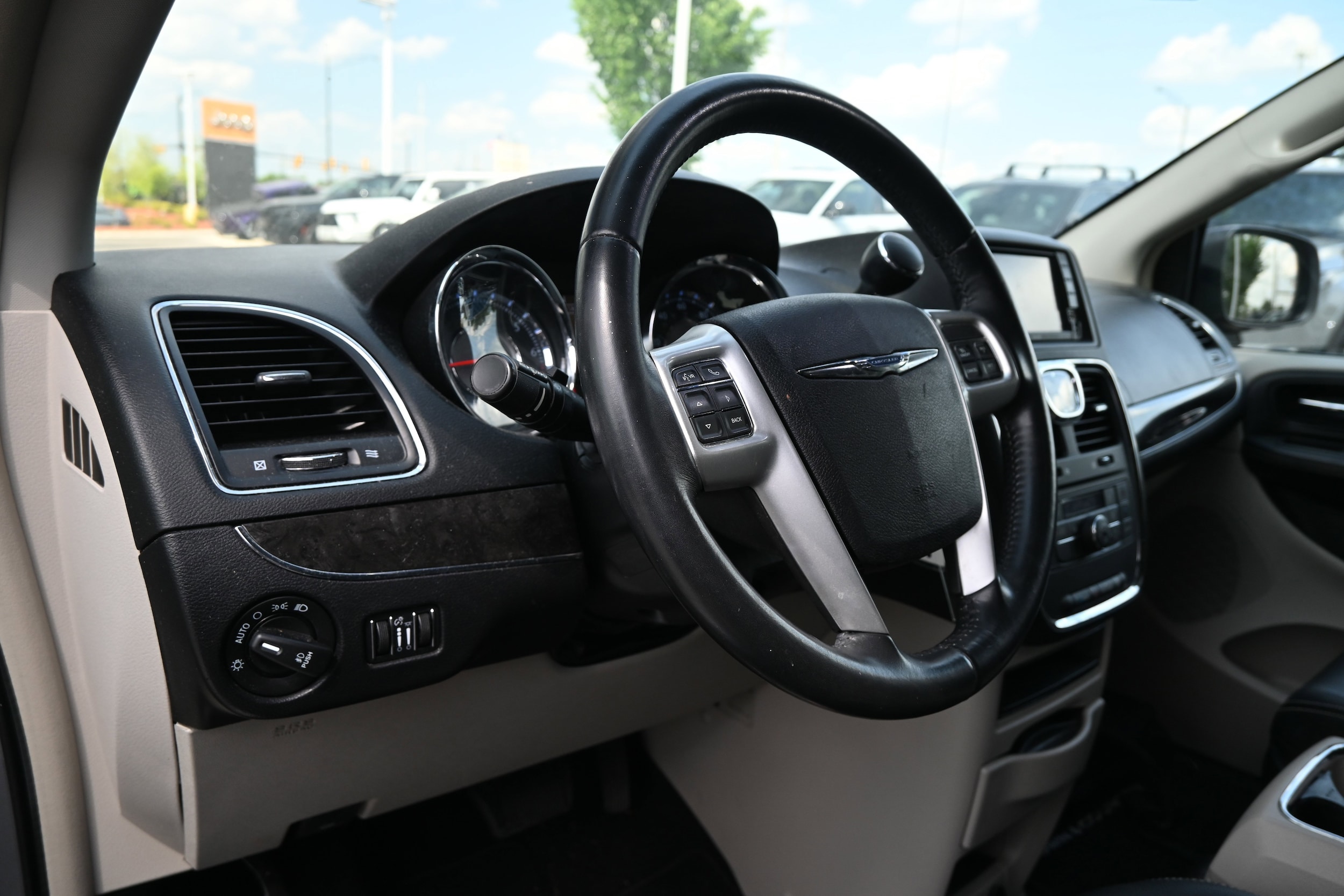 2016 Chrysler Town & Country Touring photo 5