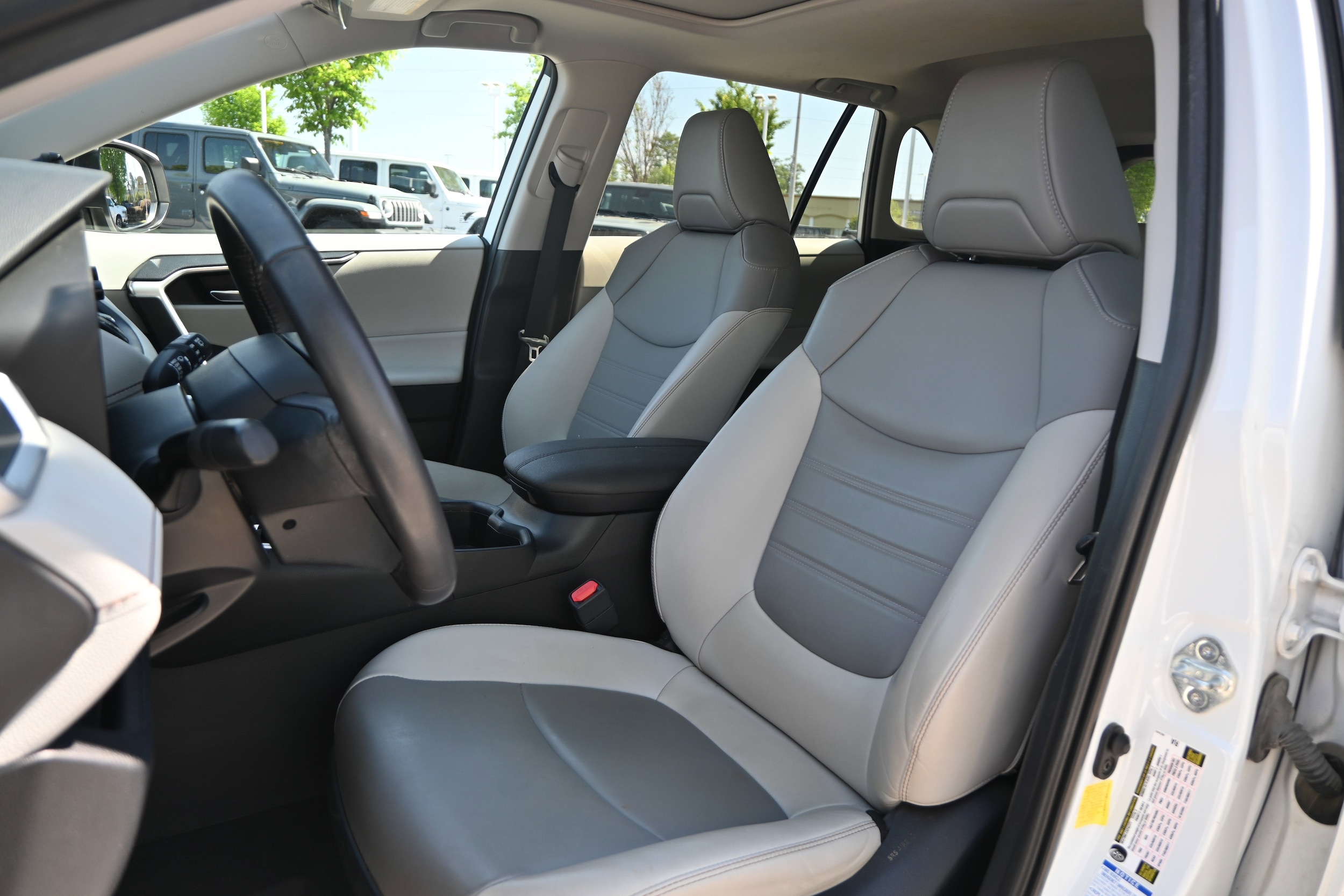 2022 Toyota RAV4 Hybrid XLE Premium photo 5