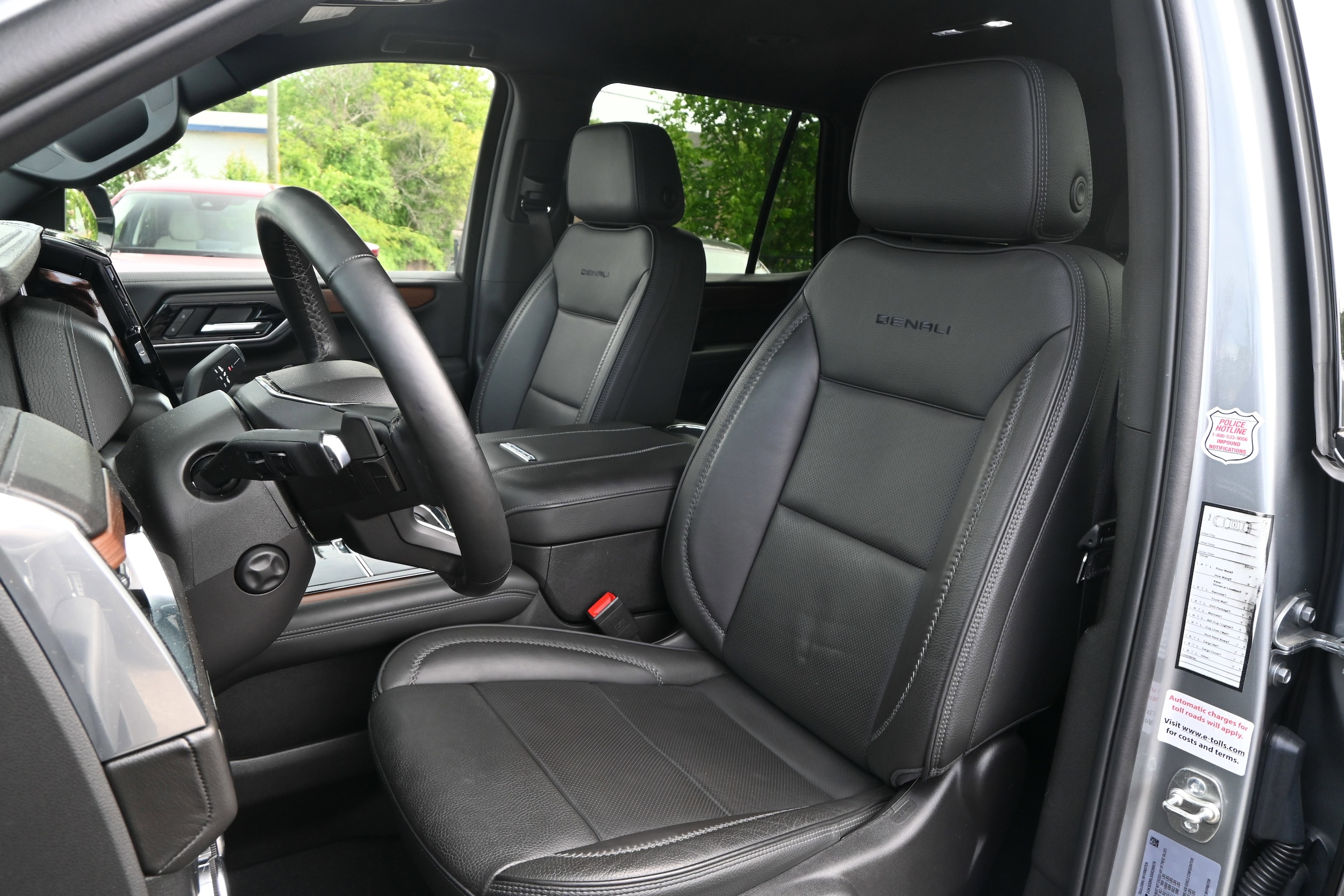 2025 GMC Yukon Denali photo 5