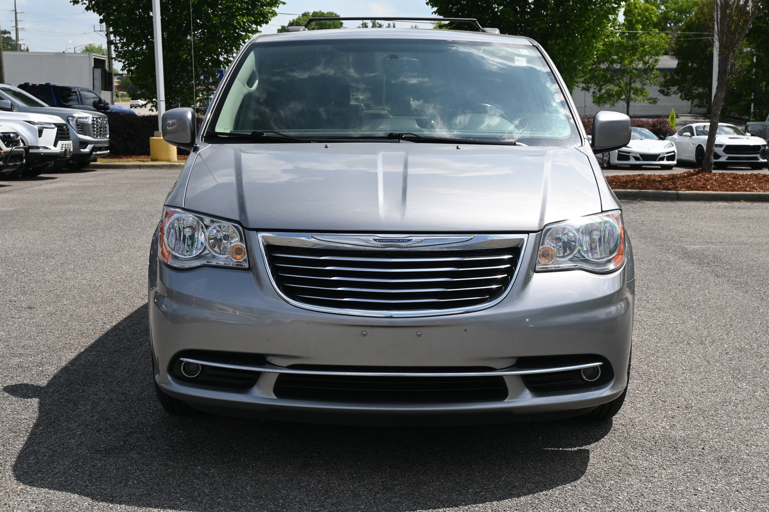 2016 Chrysler Town & Country Touring photo 2