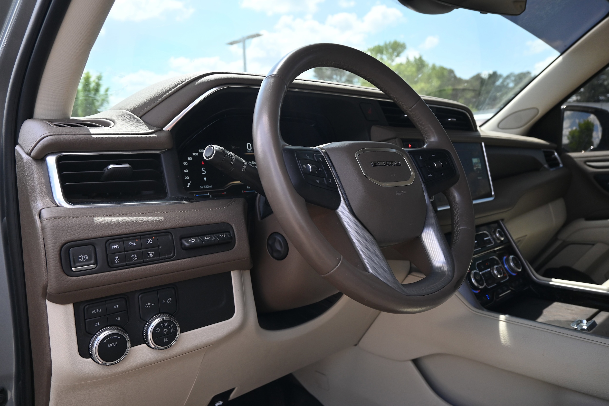 2023 GMC Yukon Denali photo 2