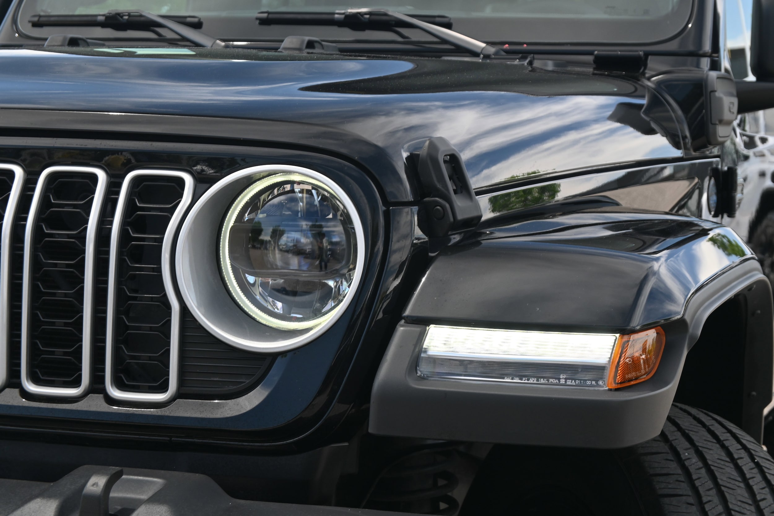 2025 Jeep Wrangler 4xe Sahara photo 5