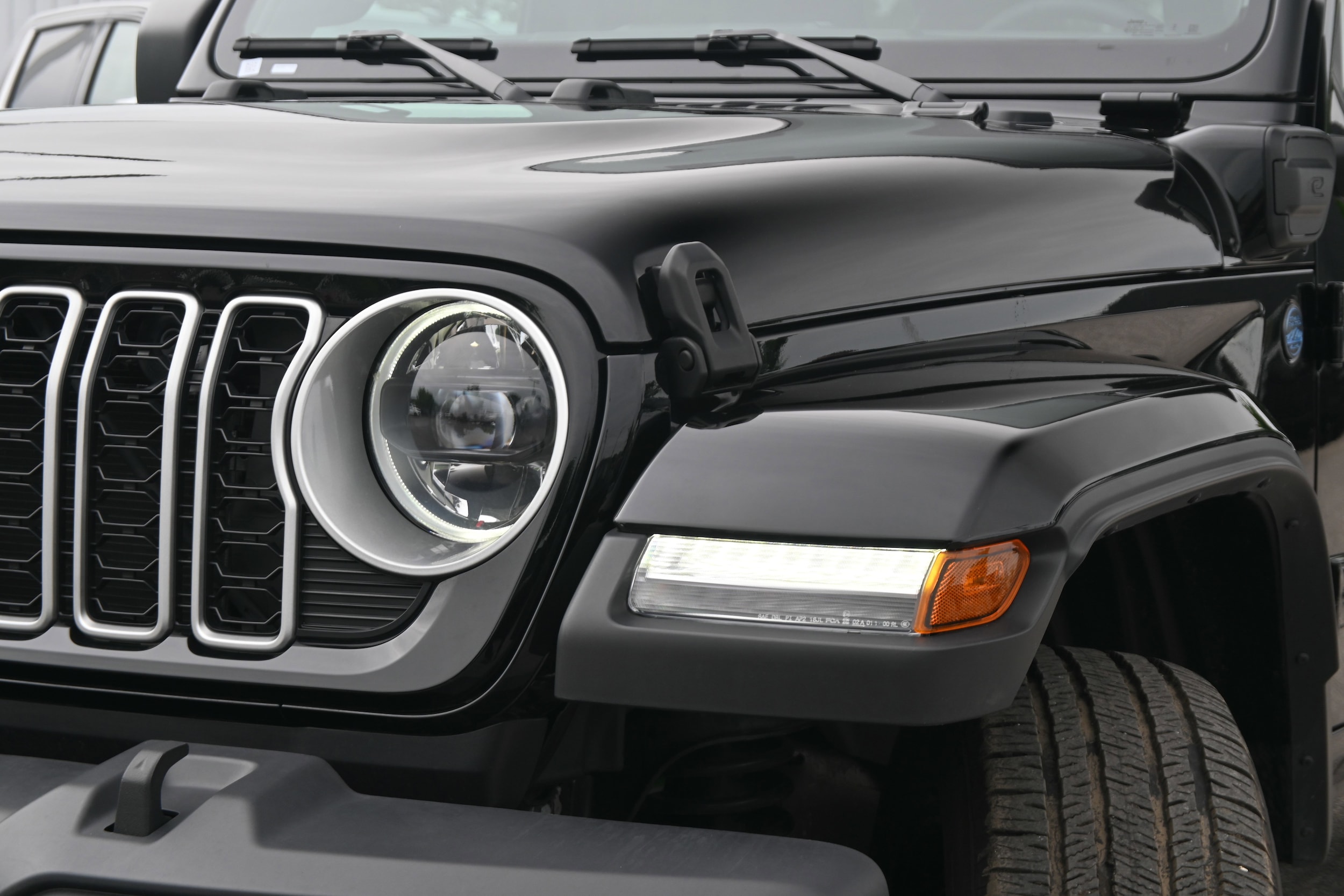 2025 Jeep Wrangler 4xe Sahara photo 5
