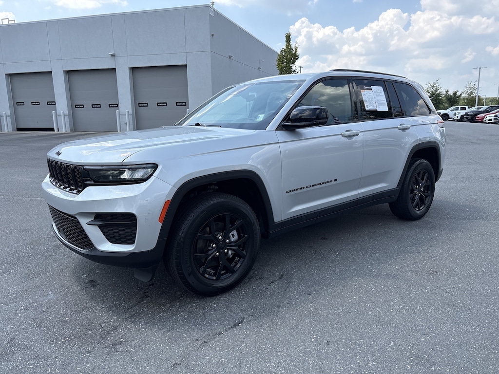 Used 2025 Jeep Grand Cherokee Altitude SUV