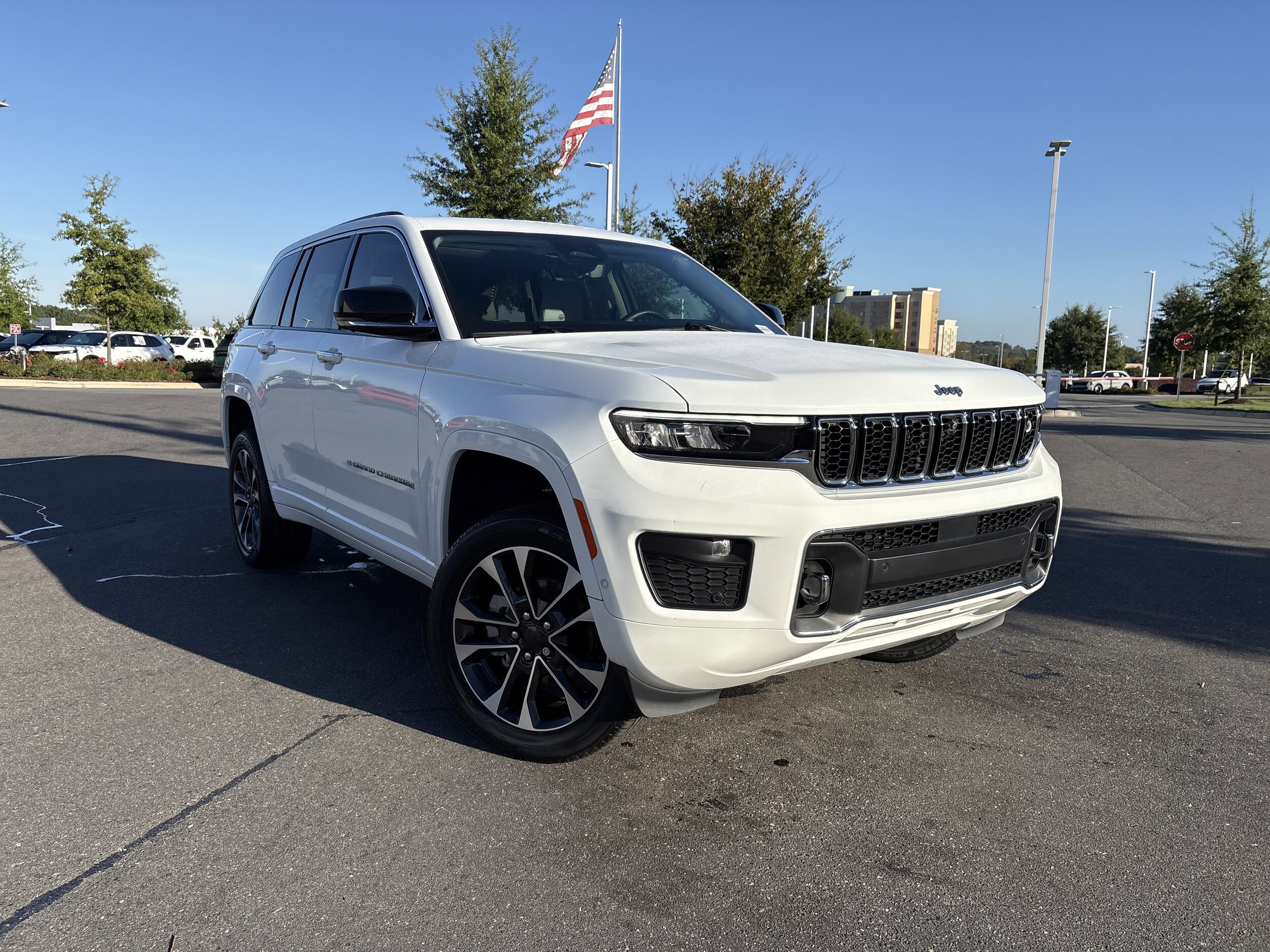 2022 Jeep Grand Cherokee Overland photo 2
