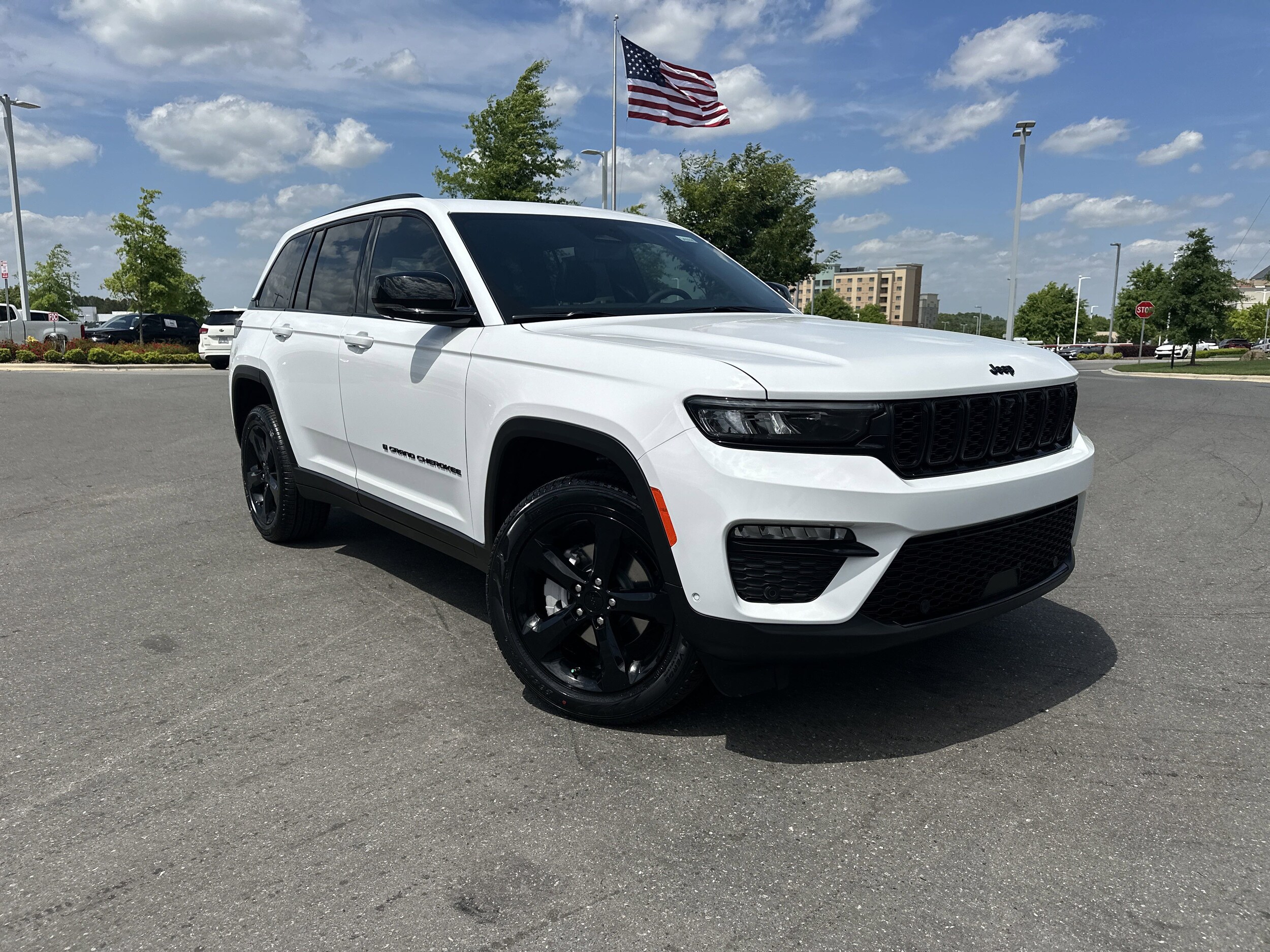 2025 Jeep Grand Cherokee Limited photo 2