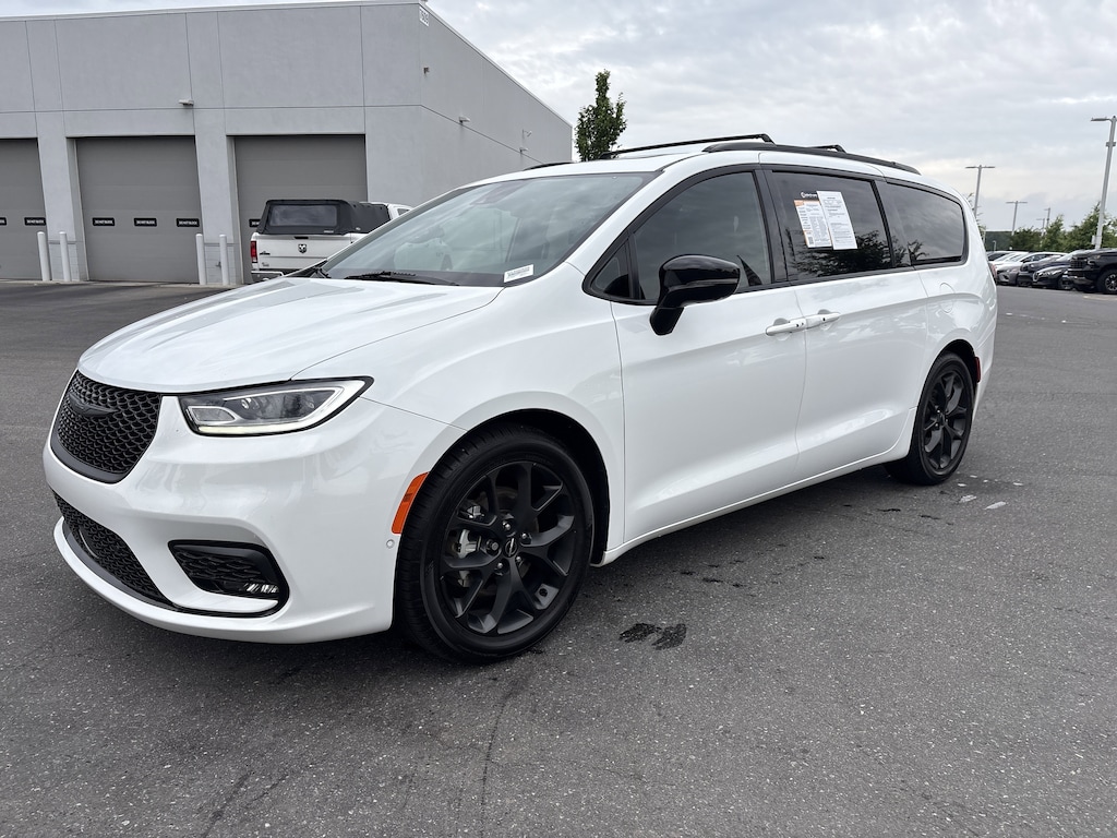 Used 2023 Chrysler Pacifica Limited Minivan