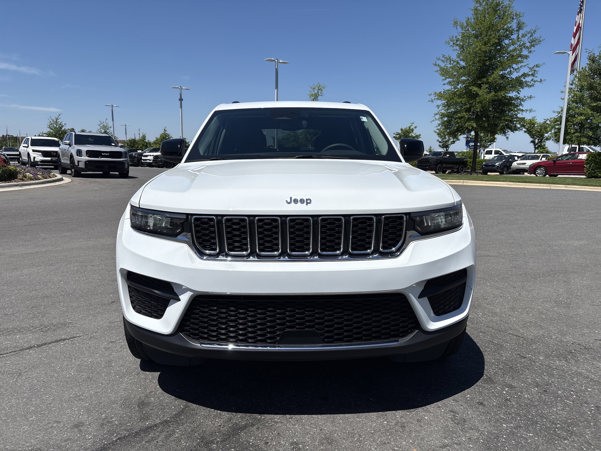 2023 Jeep Grand Cherokee Laredo photo 2