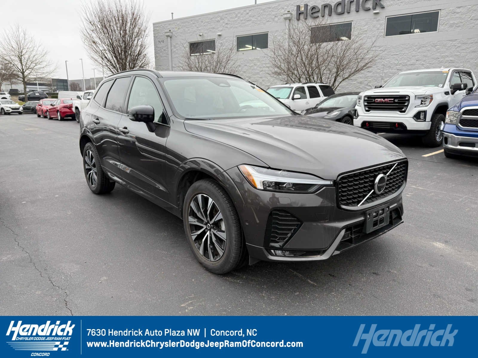 2025 Volvo XC60 Plus's photo